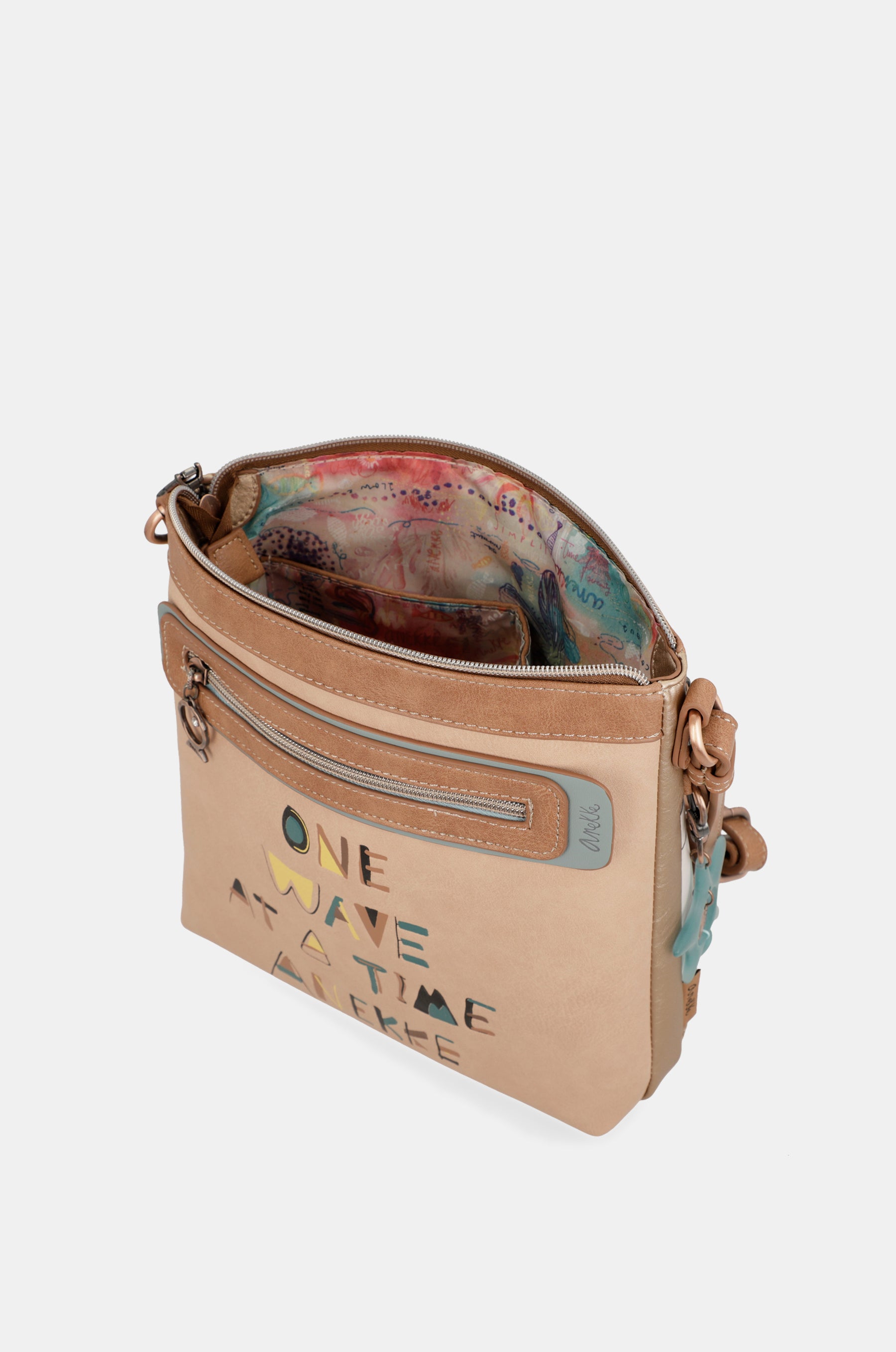 Sac à bandoulière au lever du soleil avec des poches