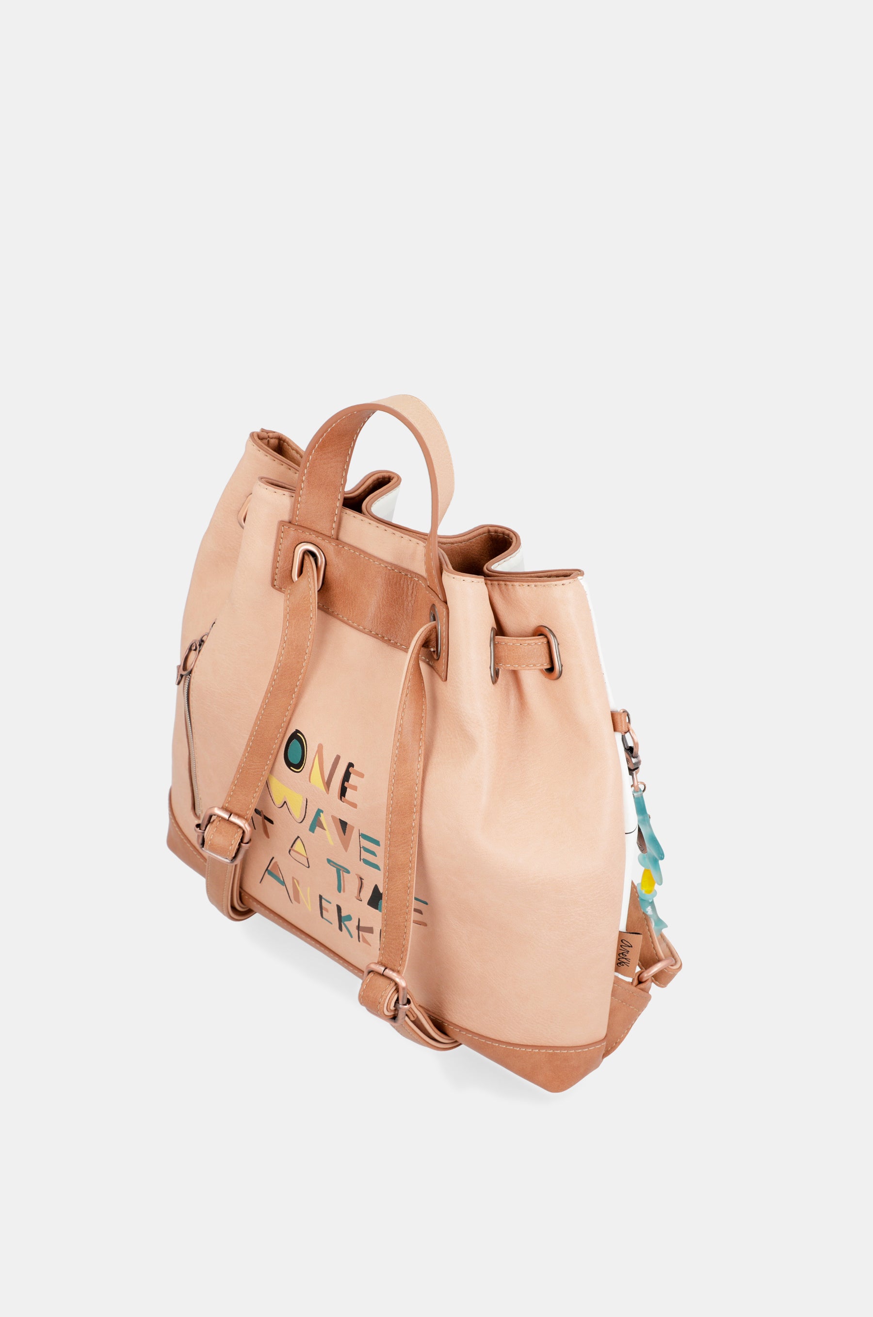 Sac à dos de style bombardier au lever du soleil