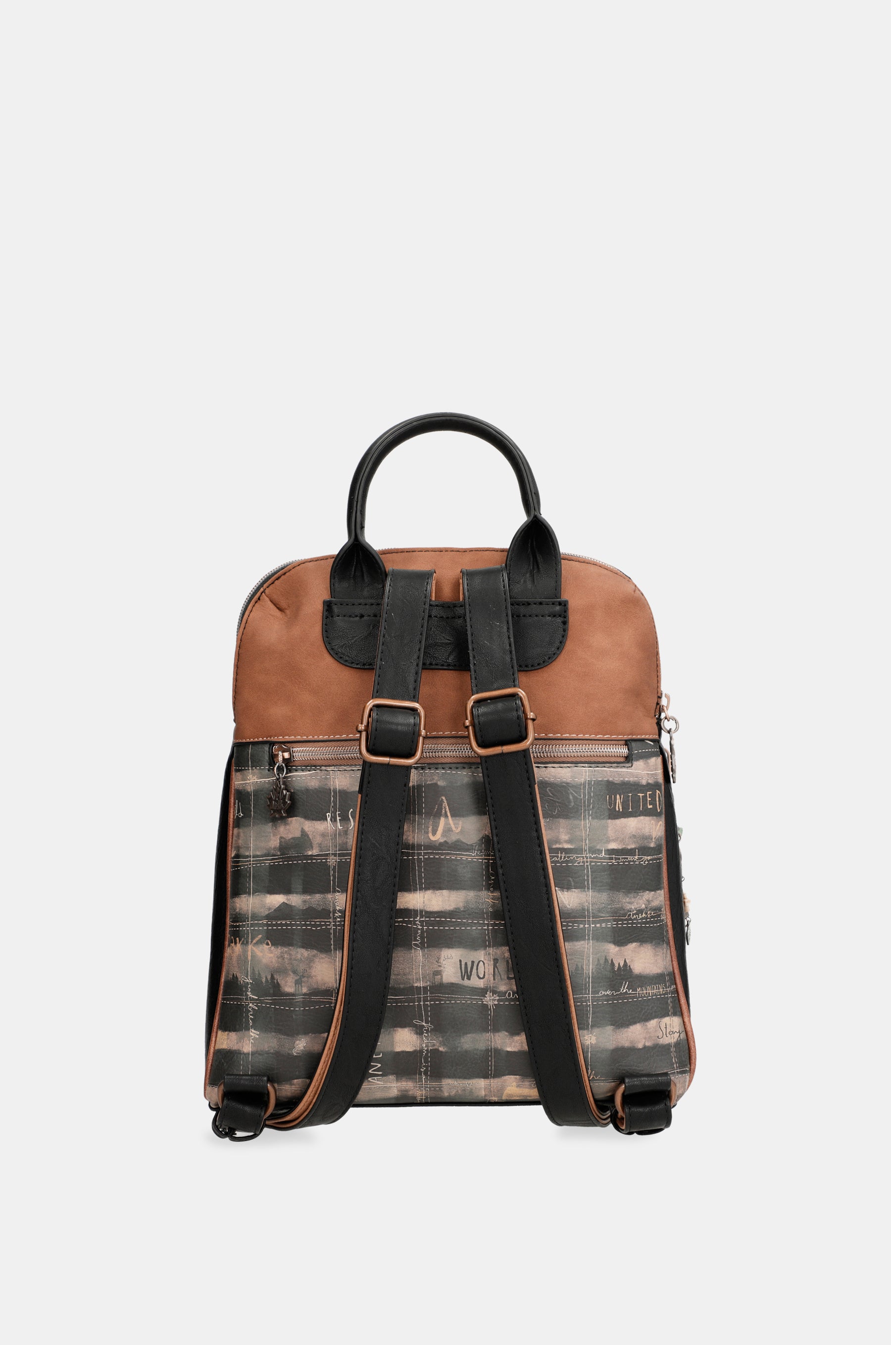 Le sac à dos de la forêt avec de la poche
