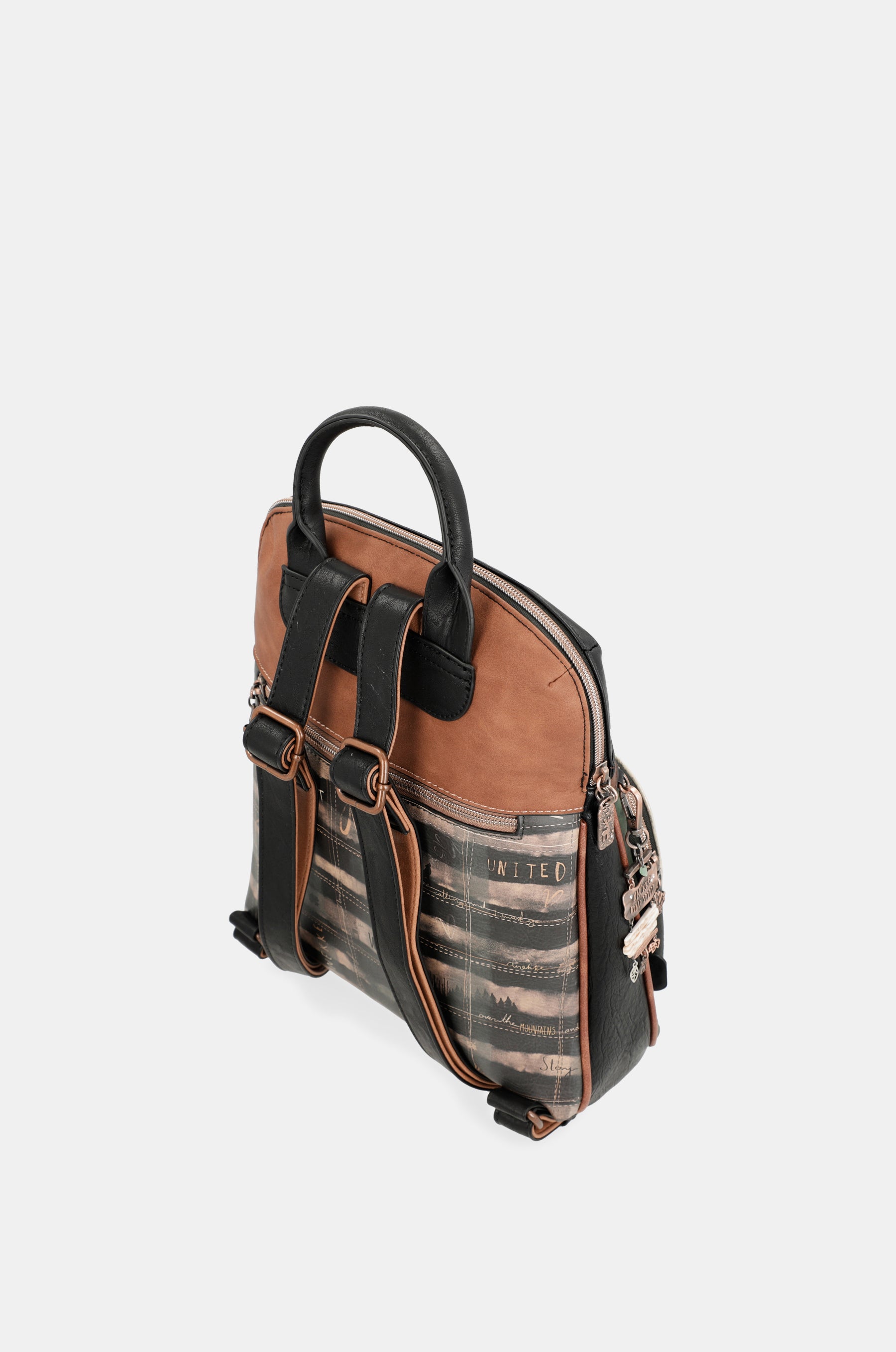Le sac à dos de la forêt avec de la poche