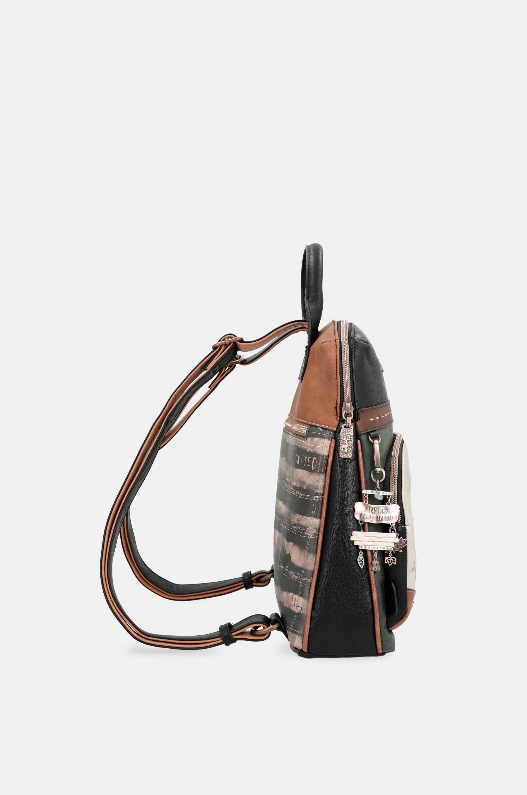 Le sac à dos de la forêt avec de la poche