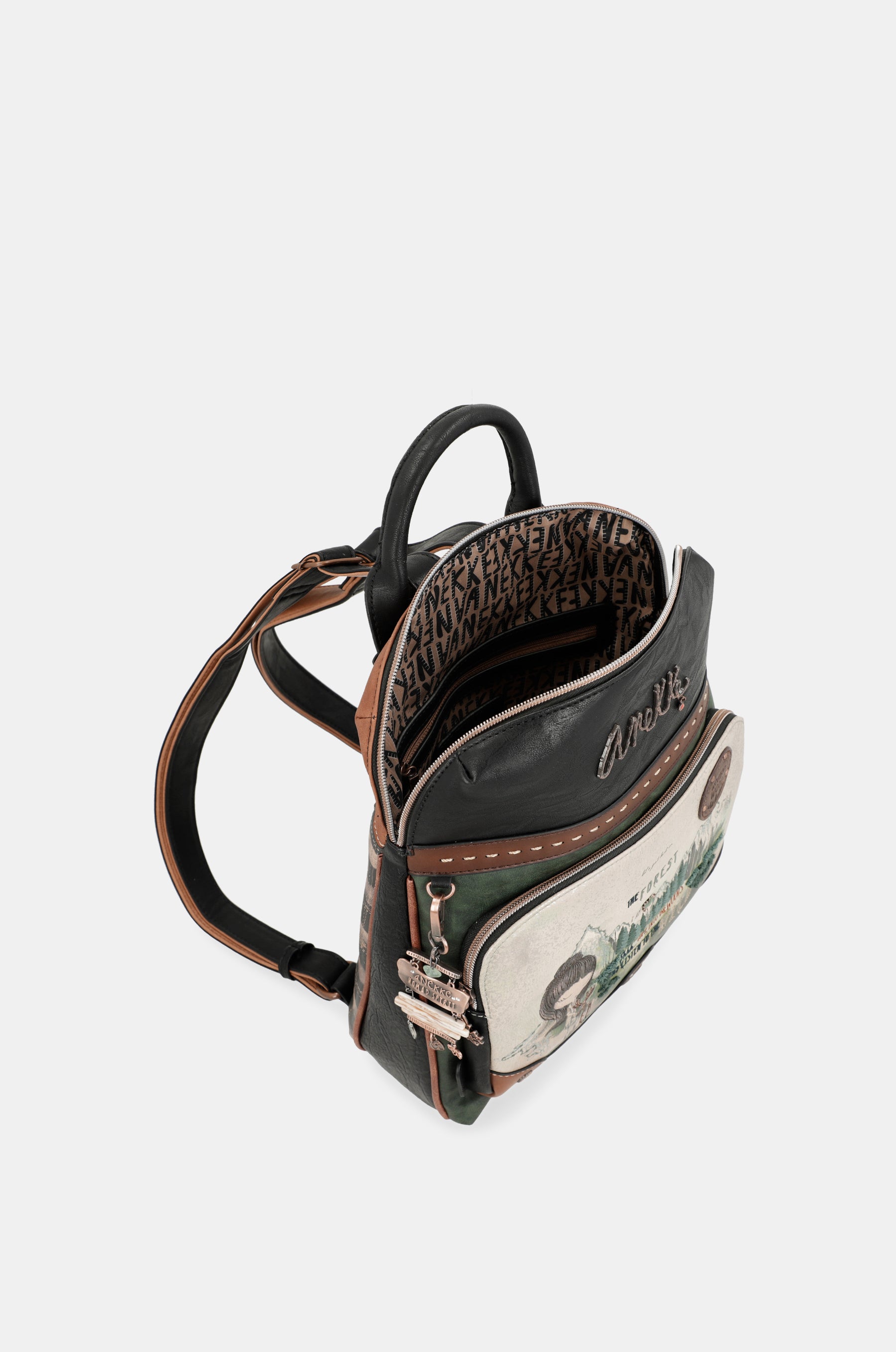 Le sac à dos de la forêt avec de la poche