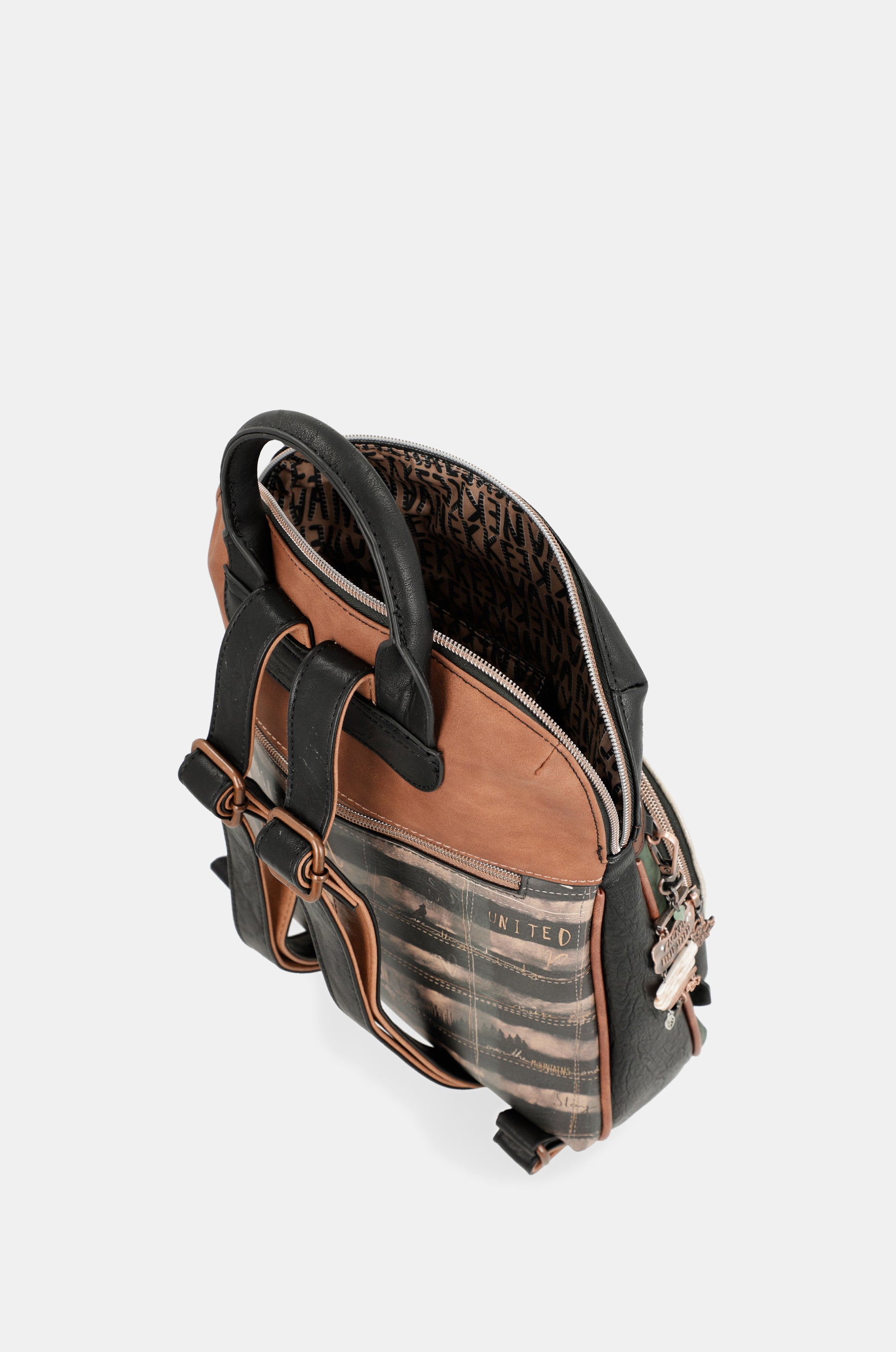 Le sac à dos de la forêt avec de la poche