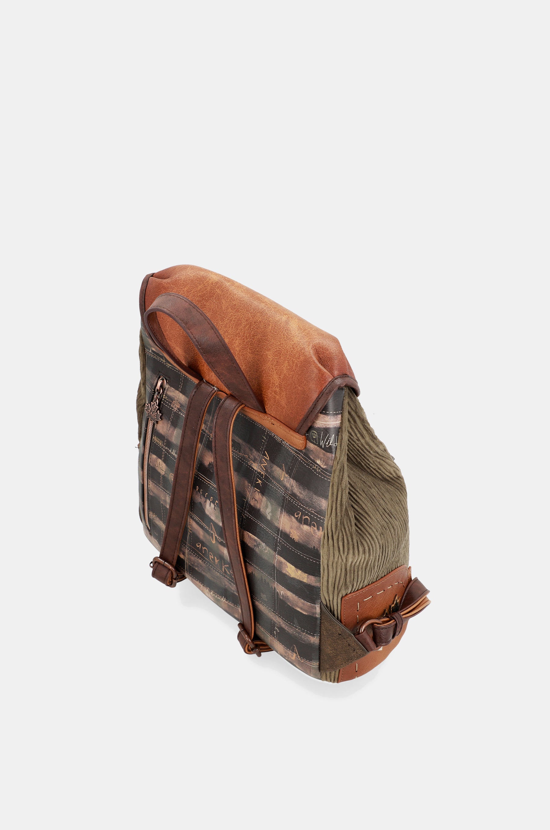 Le grand sac à dos du rabat de la forêt
