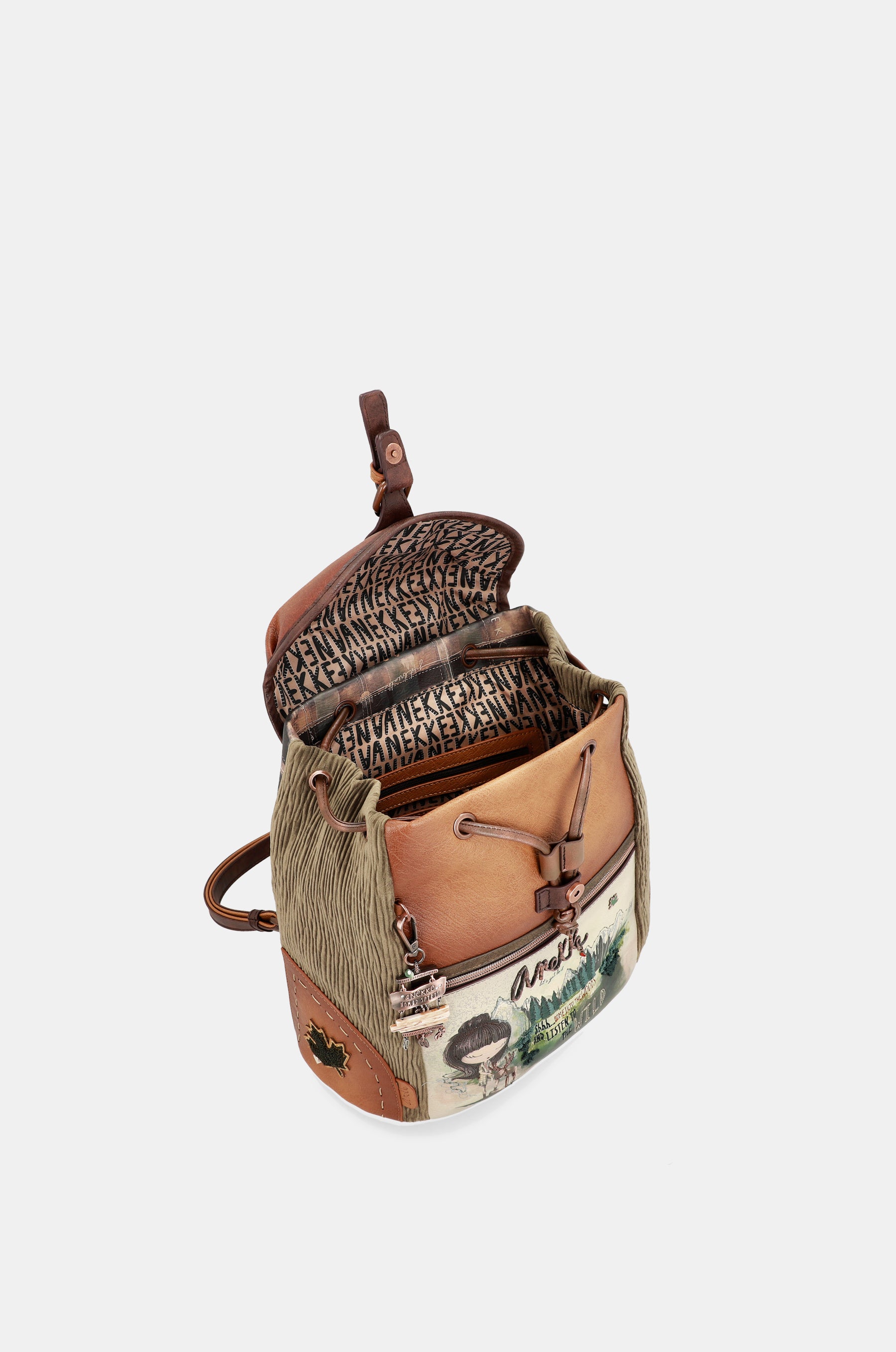 Le grand sac à dos du rabat de la forêt