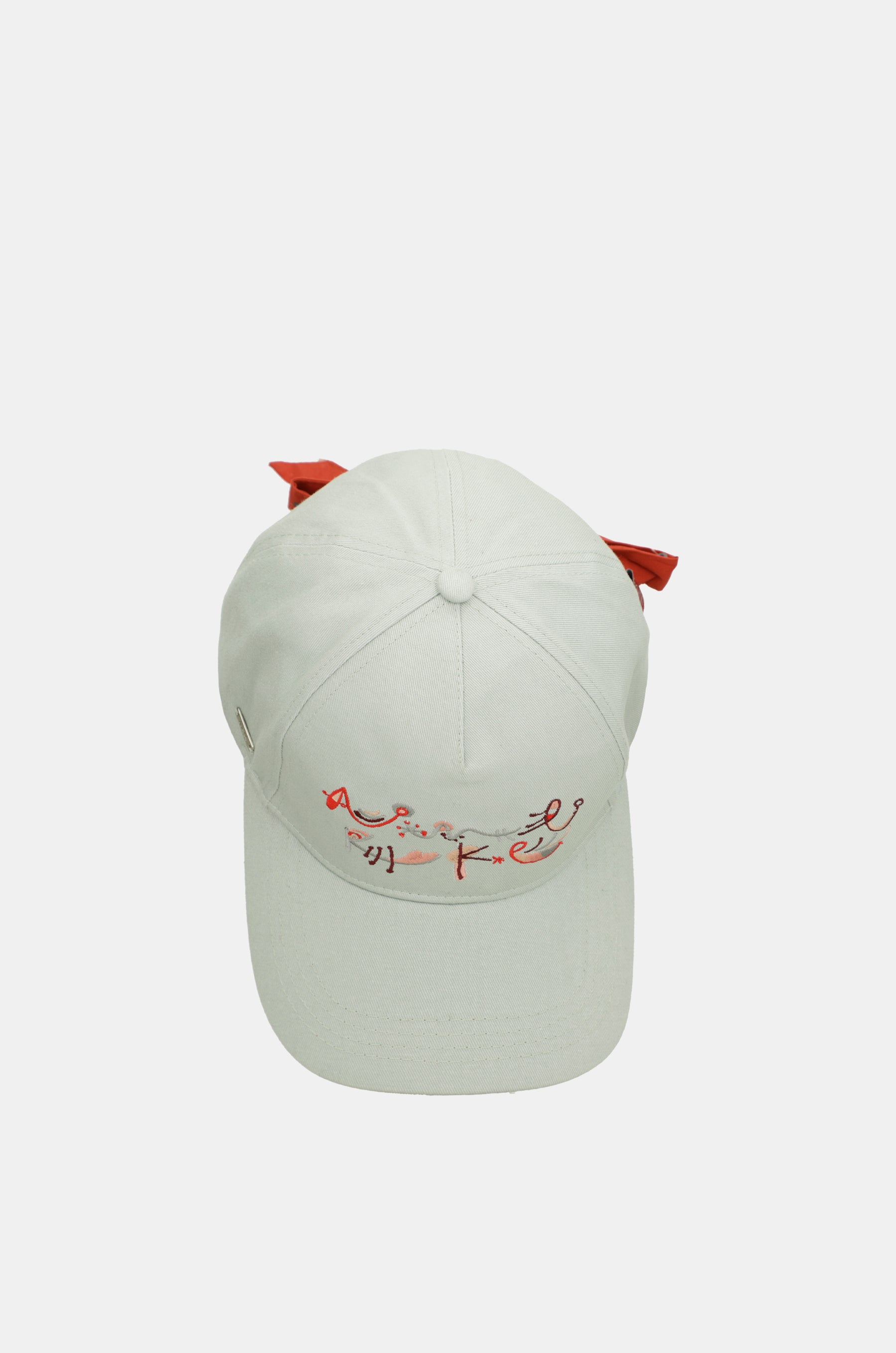 Casquette verte avec nœud rouge
