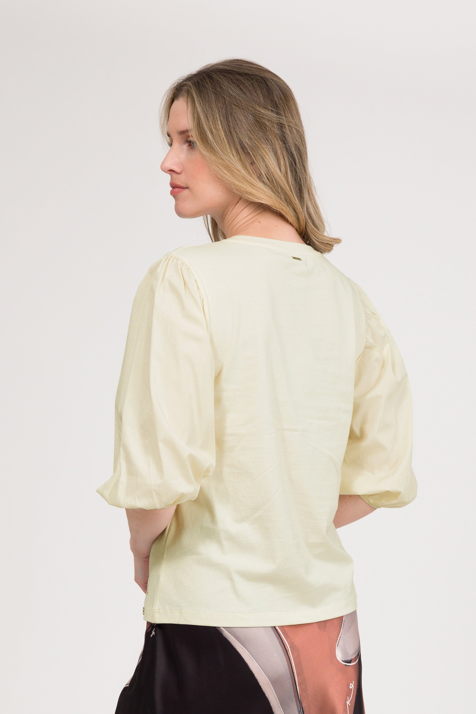 T-shirt beige à manches bouffantes