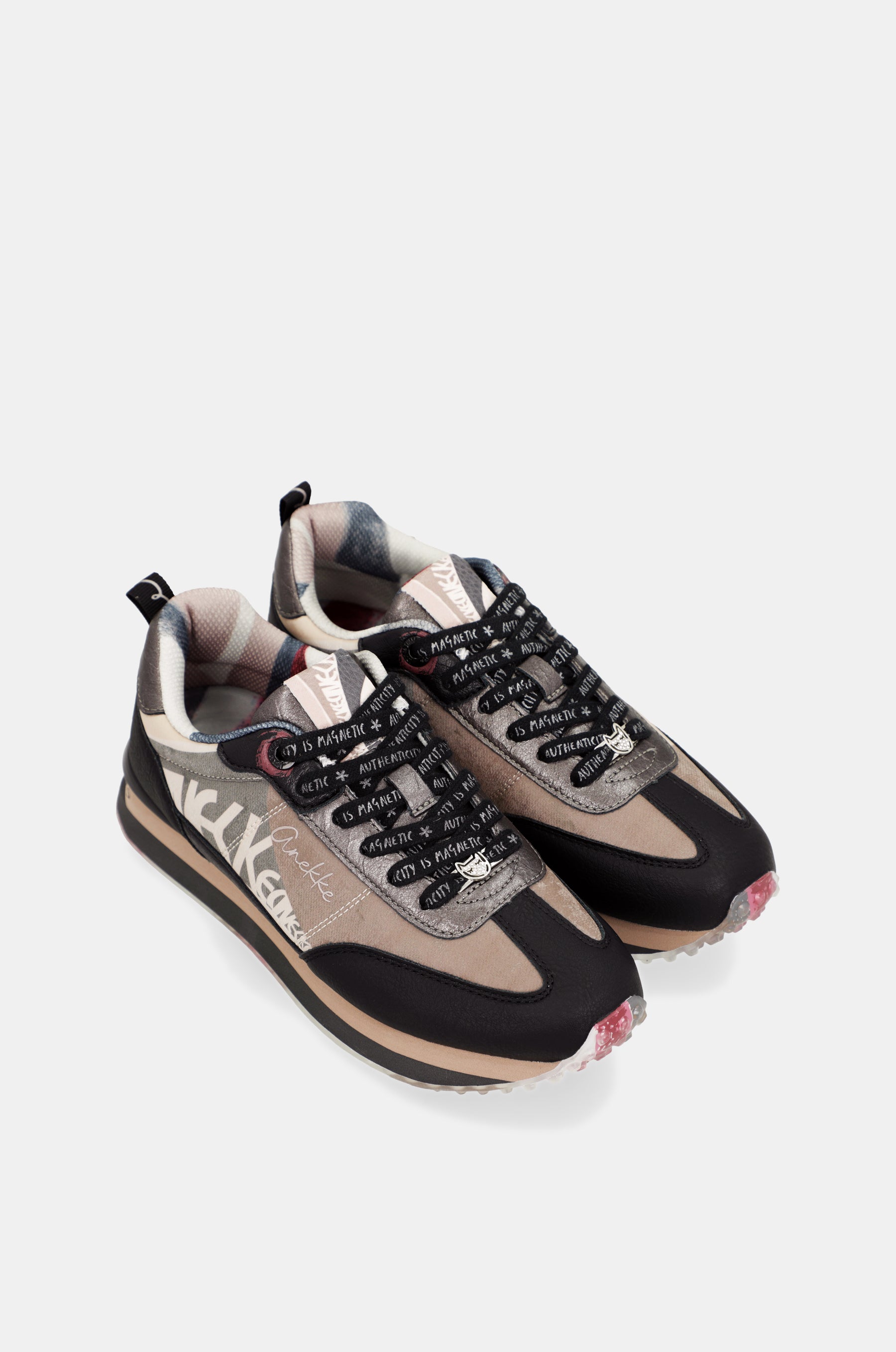 Sneakers noirs et roses