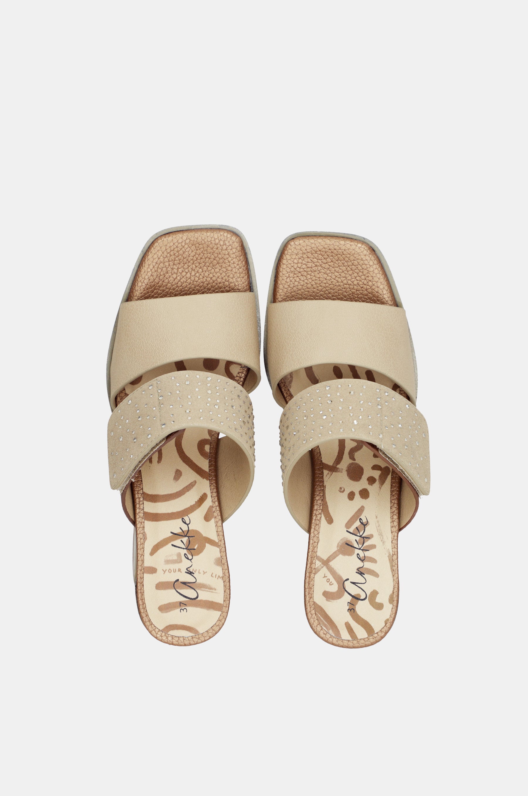 Sandales à talon beige avec strass