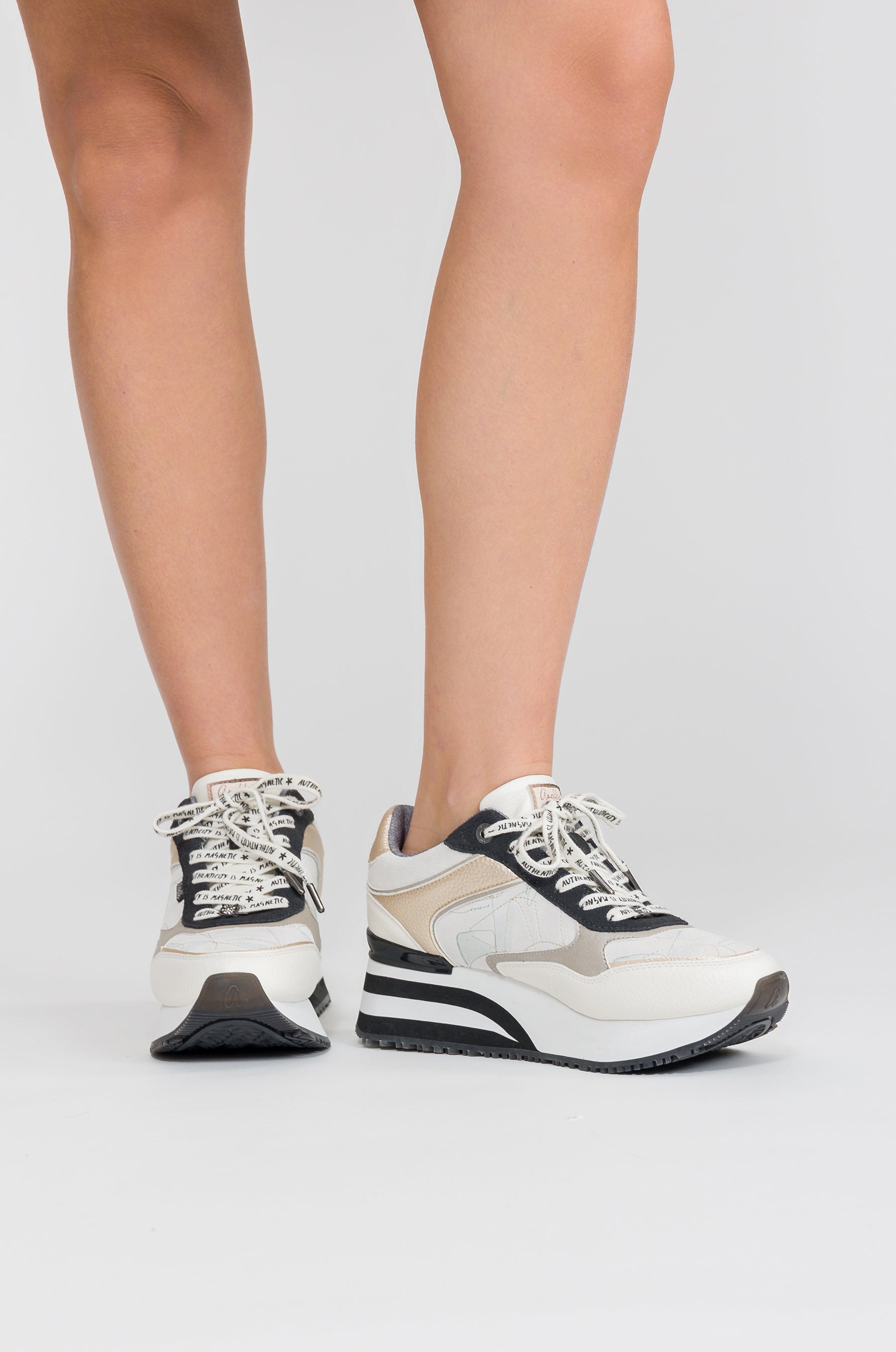 Sneakers blancs avec détails noirs