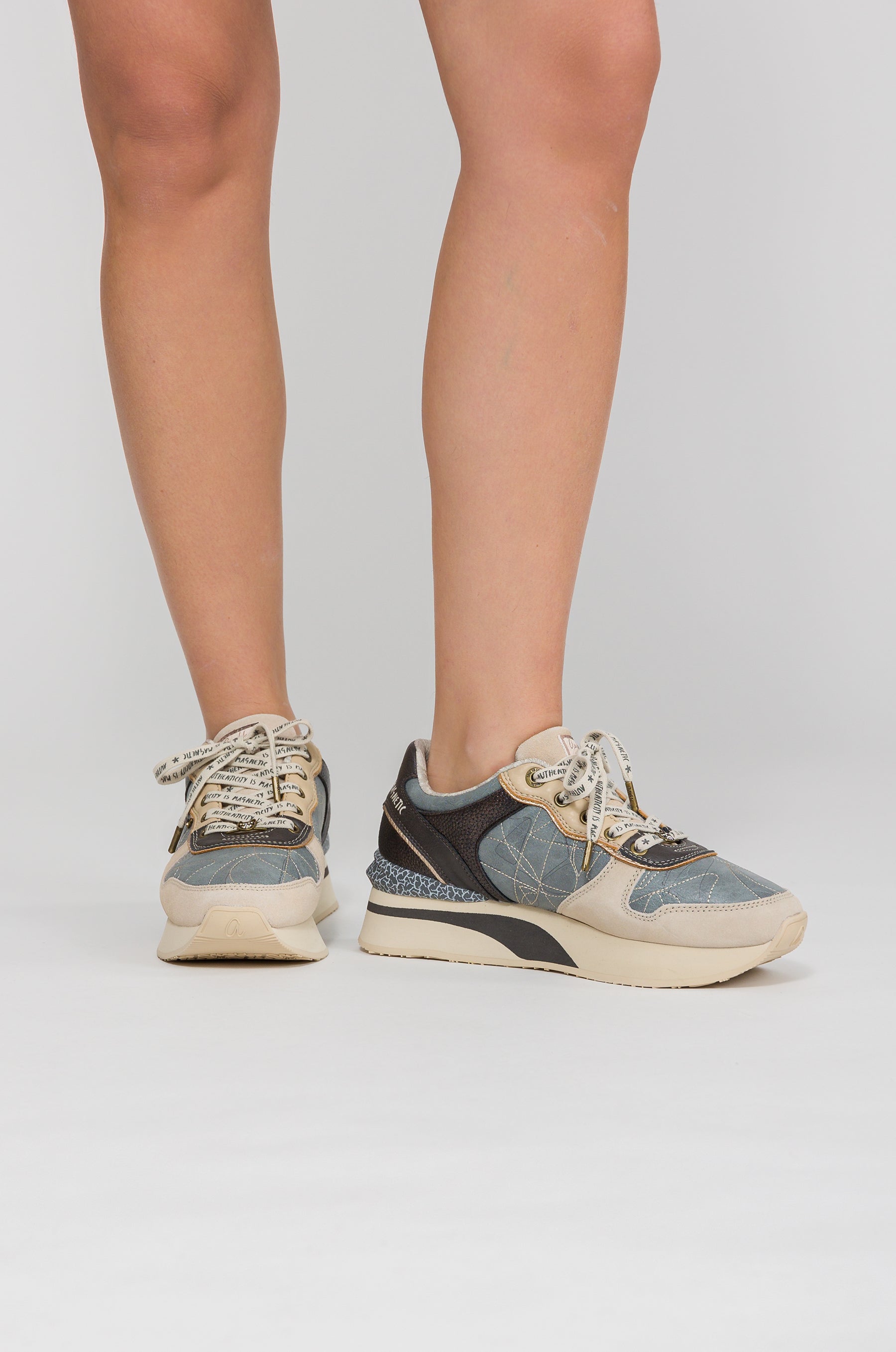 Sneakers bleus et beige