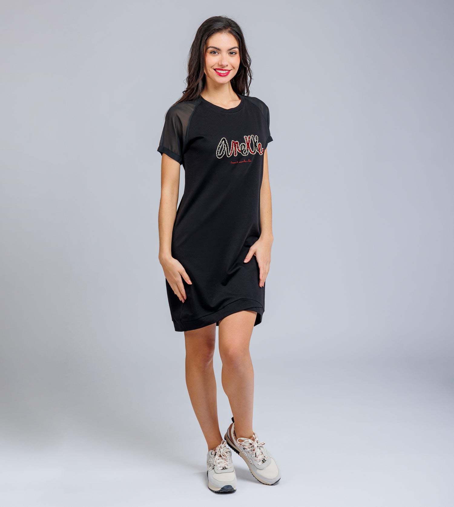 Robe noire à manches courtes