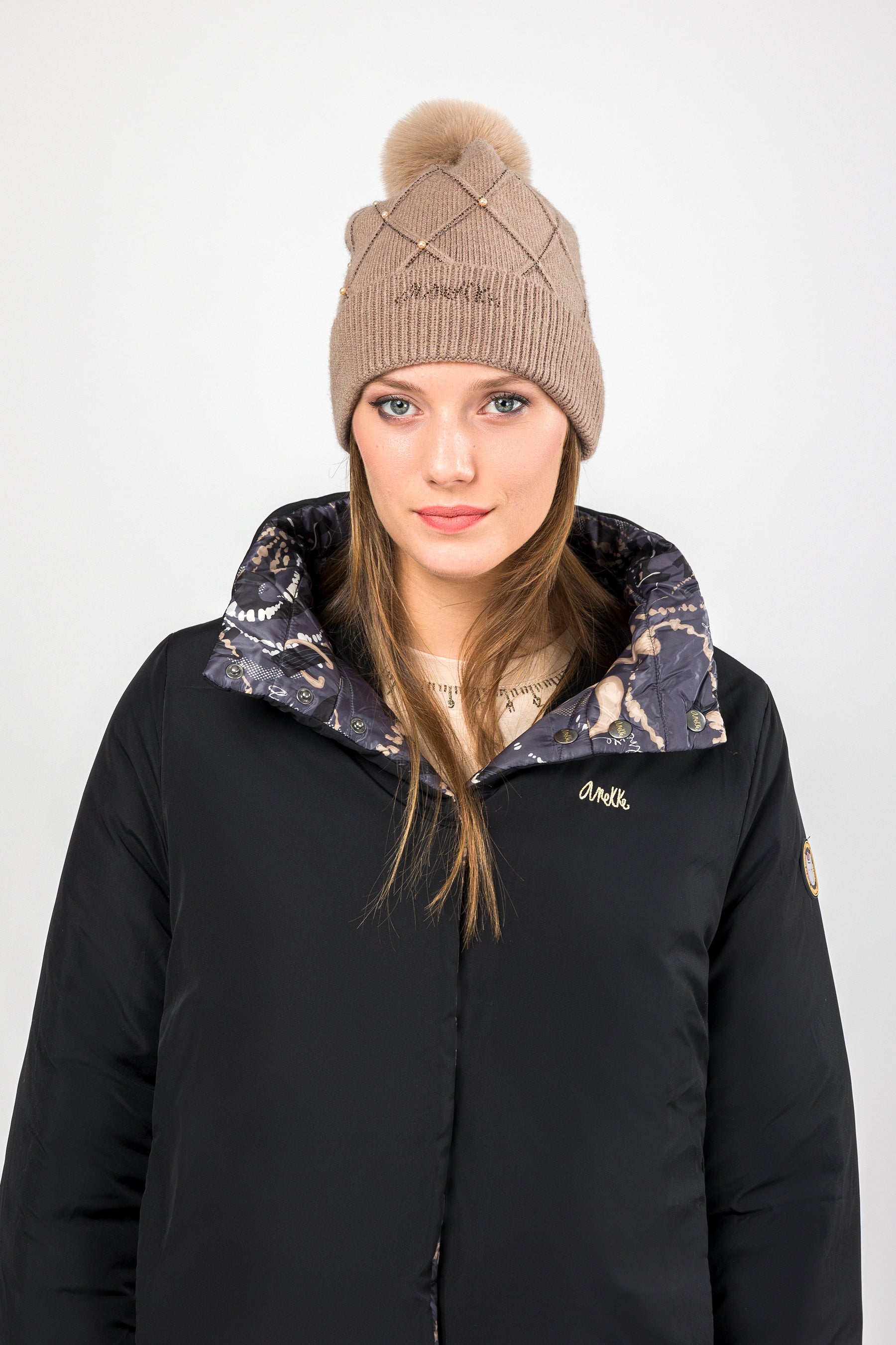 Bonnet en maille beige avec applications