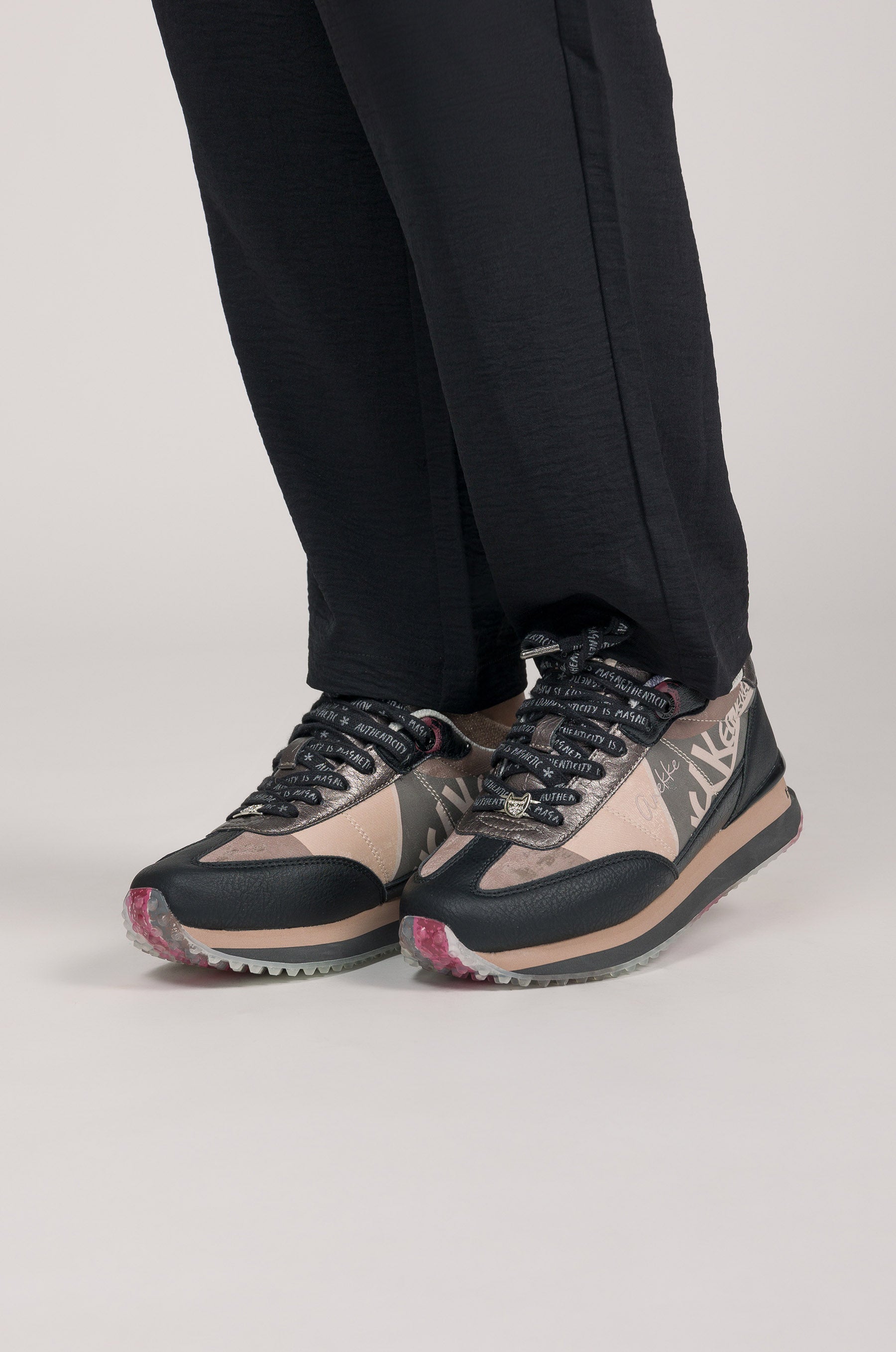 Sneakers noirs et roses