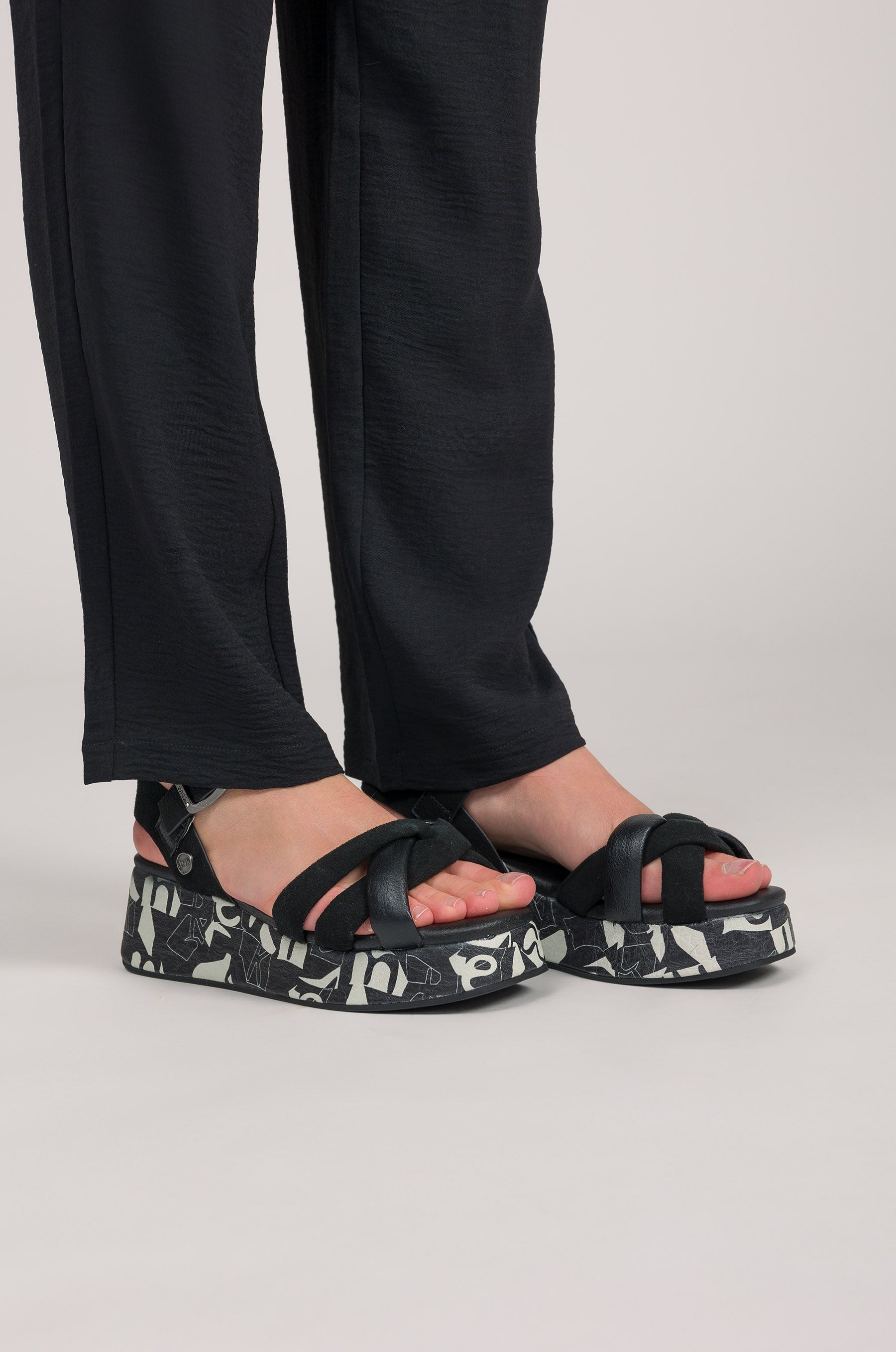 Sandales à plateforme noires et blanches