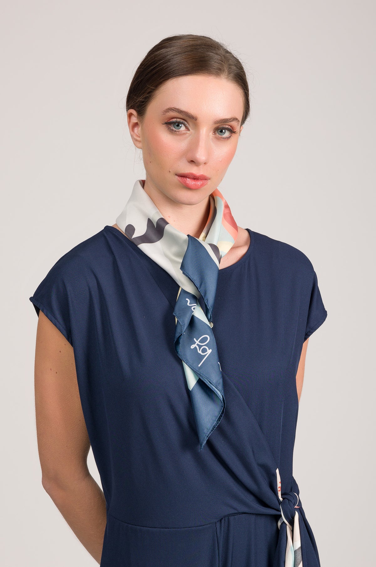 Foulard Vintage AKER En Soie 100% - Imprimé Plumes Multicolore - Fait Main En Turquie - Occasion Bon état