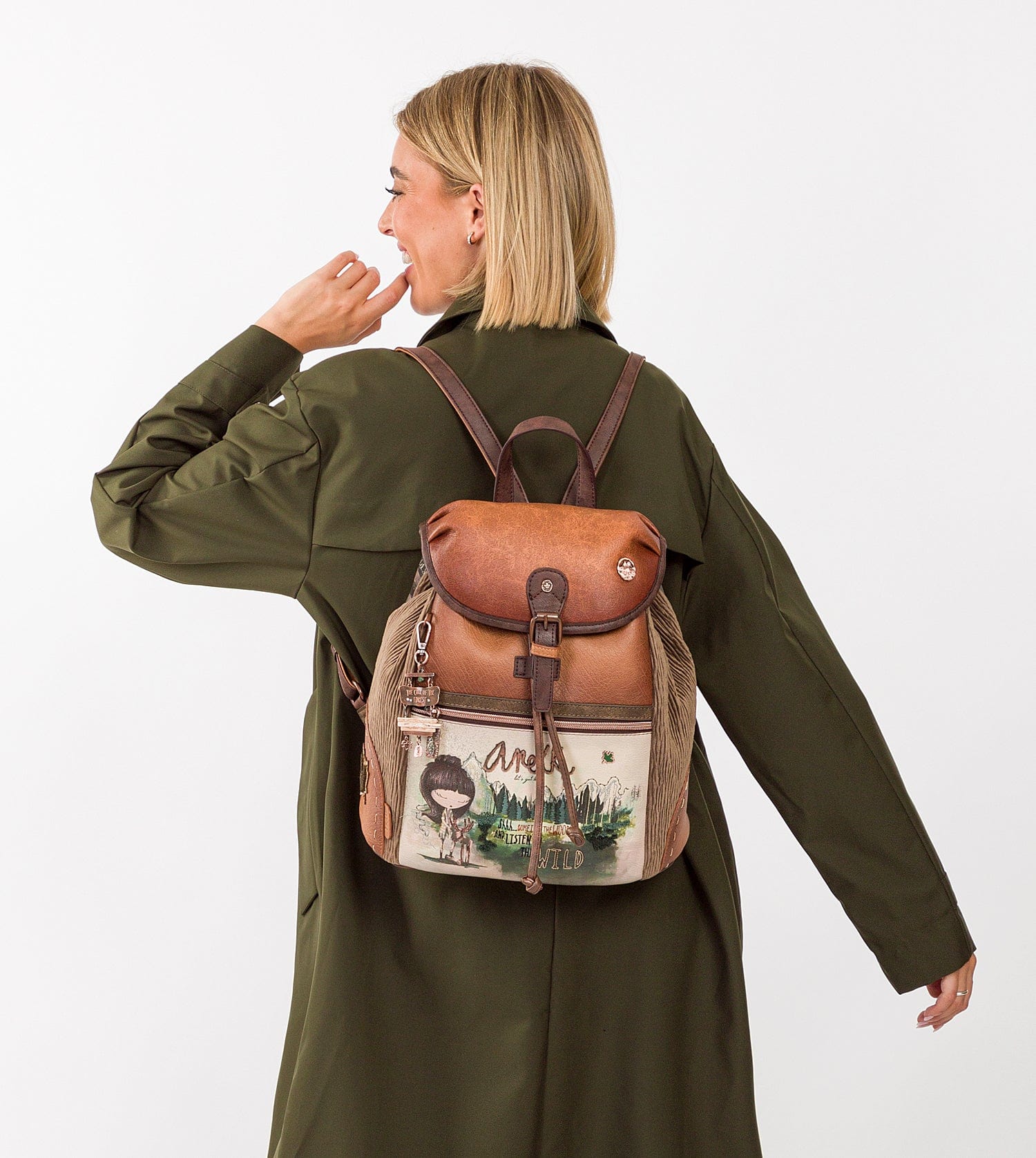 Le grand sac à dos du rabat de la forêt