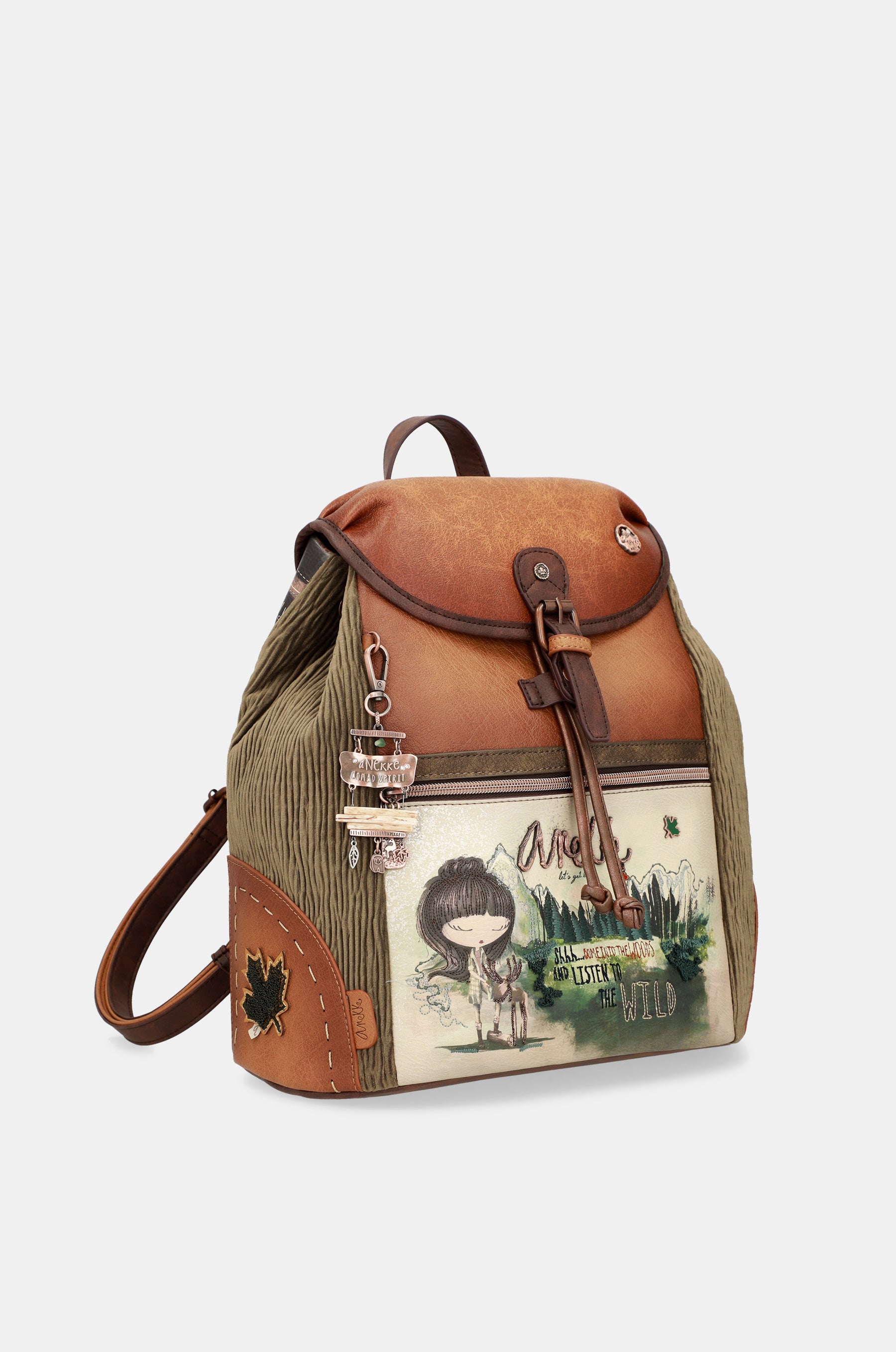 Le grand sac à dos du rabat de la forêt