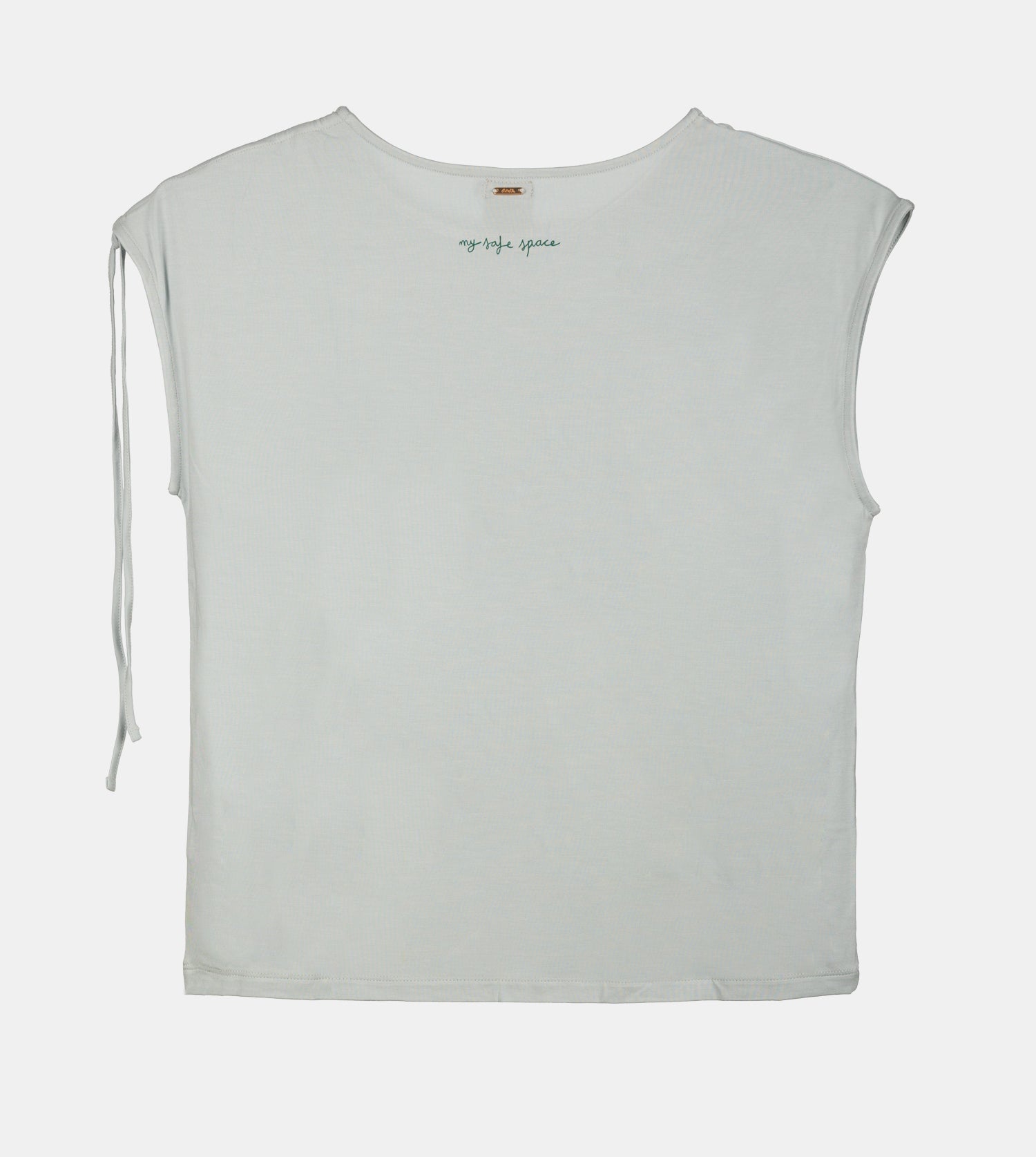 T-shirt bleu froncé sur une épaule