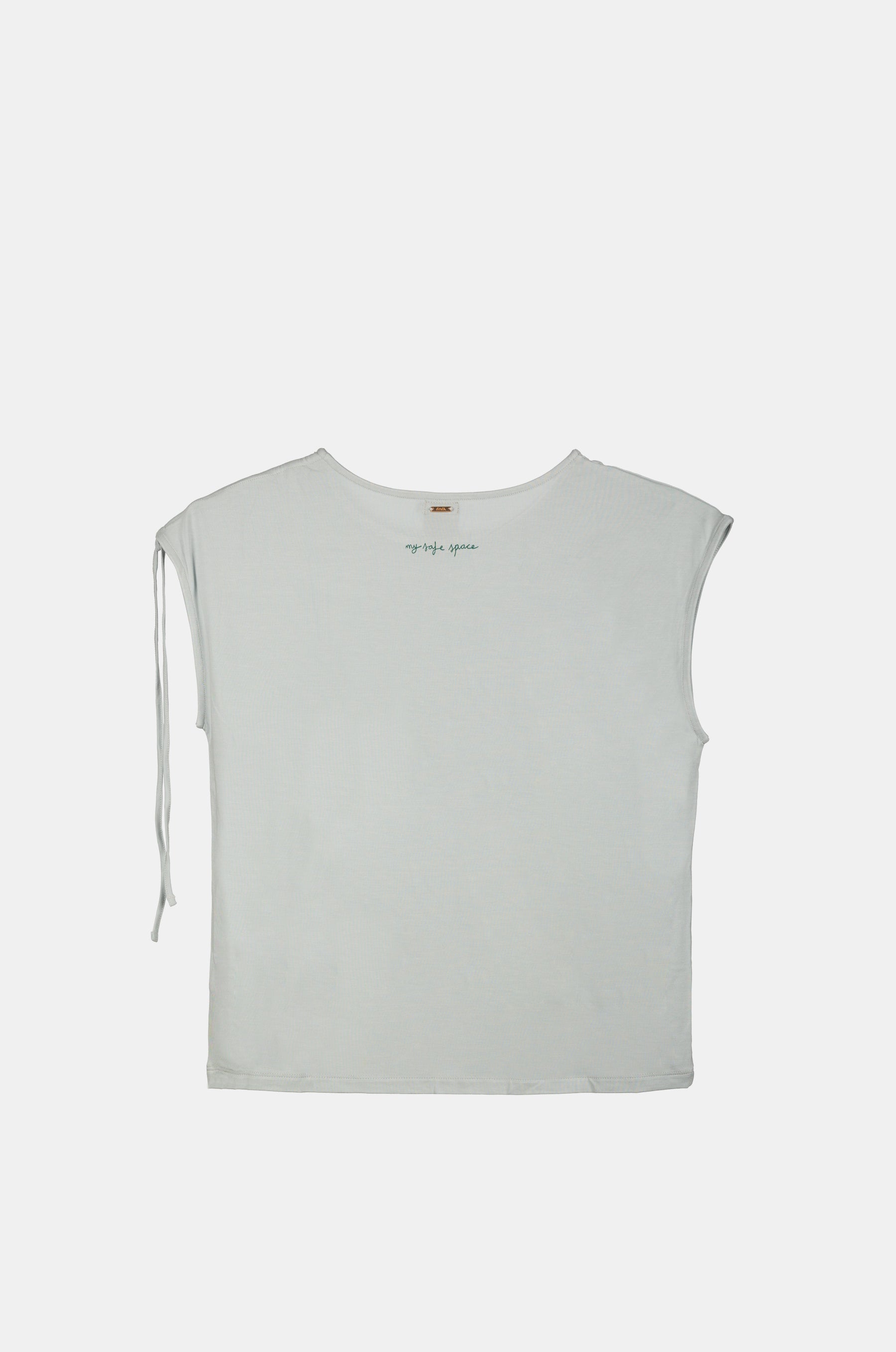 T-shirt bleu froncé sur une épaule