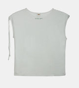 T-shirt bleu froncé sur une épaule