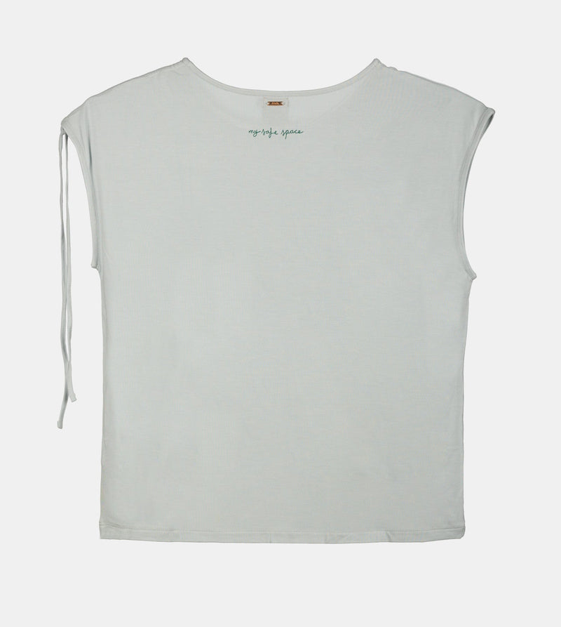 T-shirt bleu froncé sur une épaule