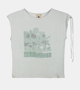 T-shirt bleu froncé sur une épaule