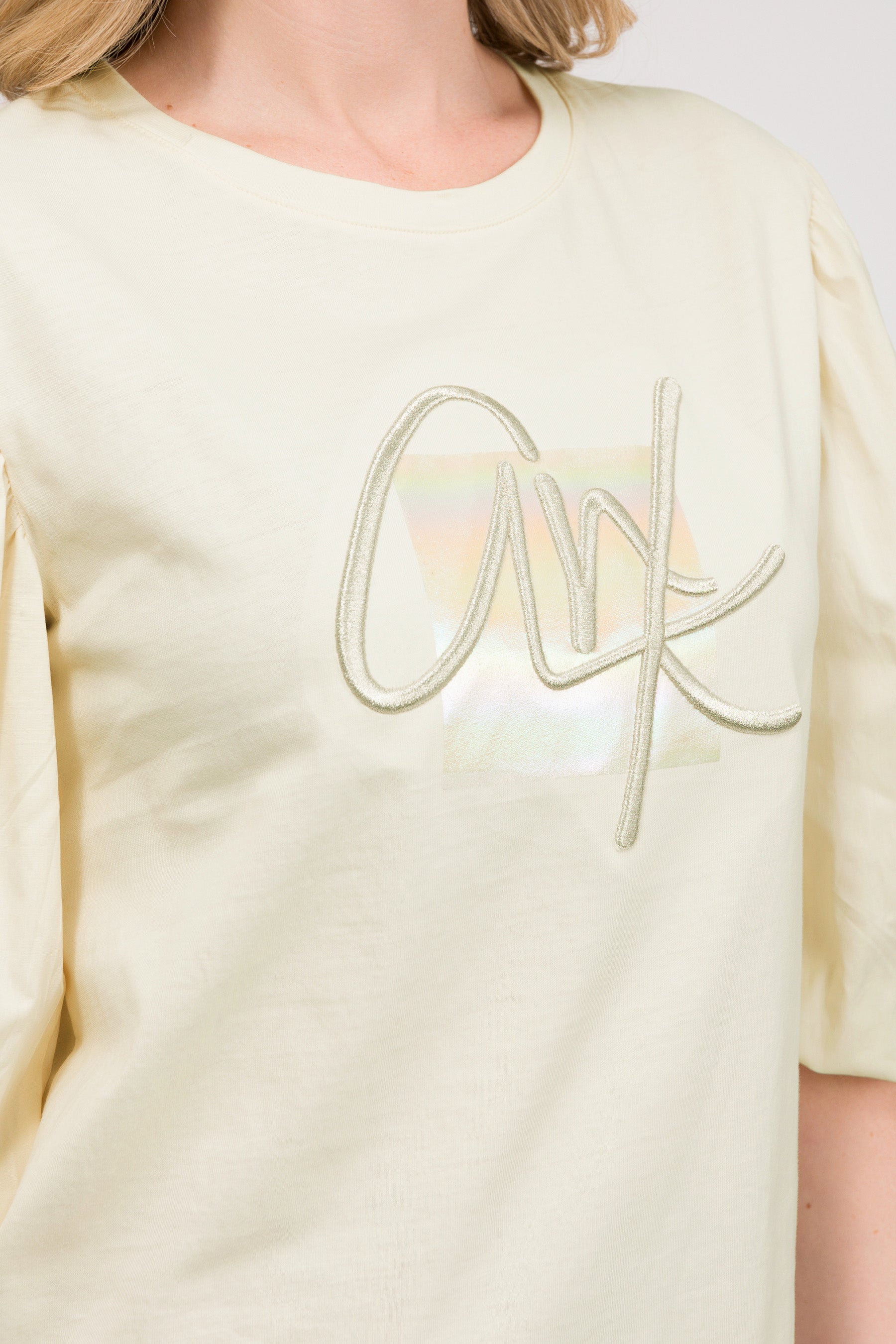 T-shirt beige à manches bouffantes