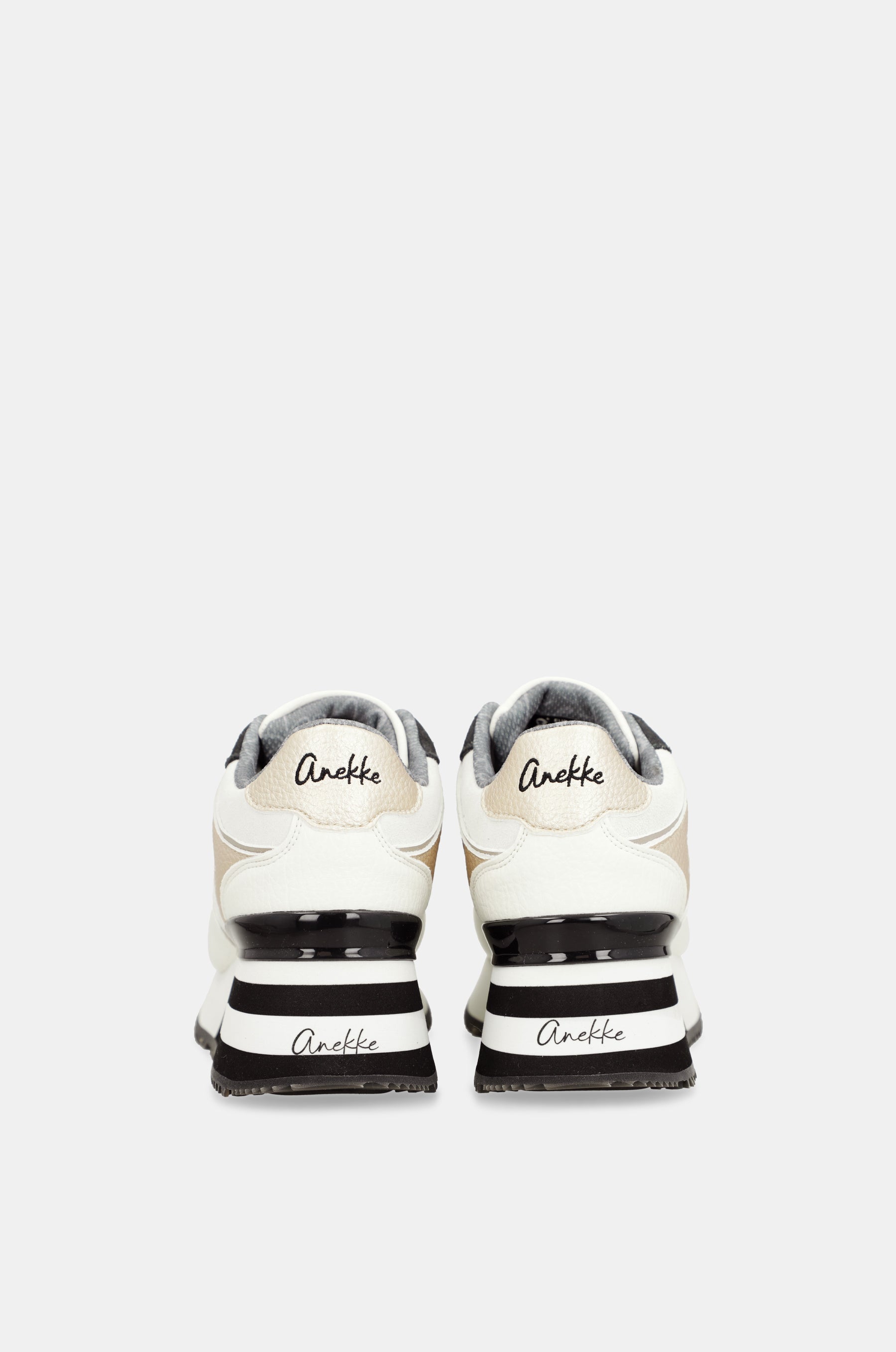 Sneakers blancs avec détails noirs