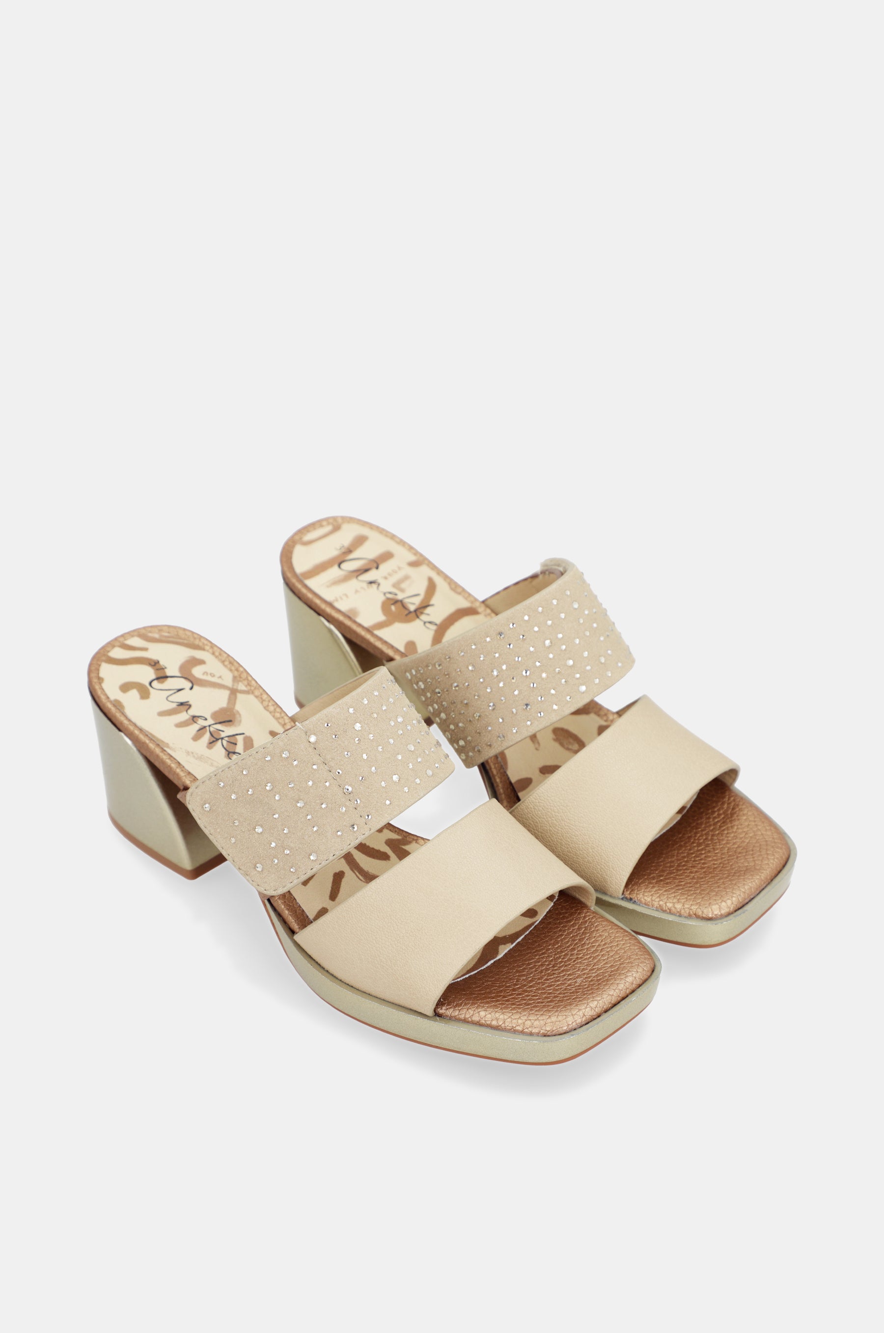 Sandales à talon beige avec strass
