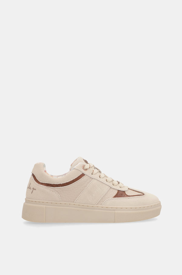 Chaussures de sport blanches avec détails