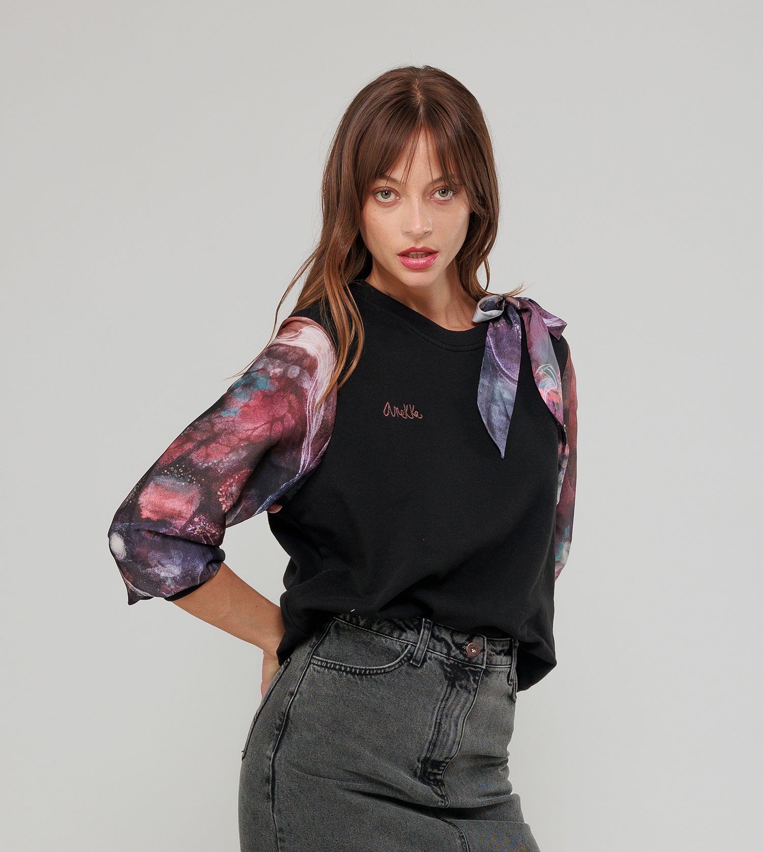 Sweat-shirt noir à manches imprimées