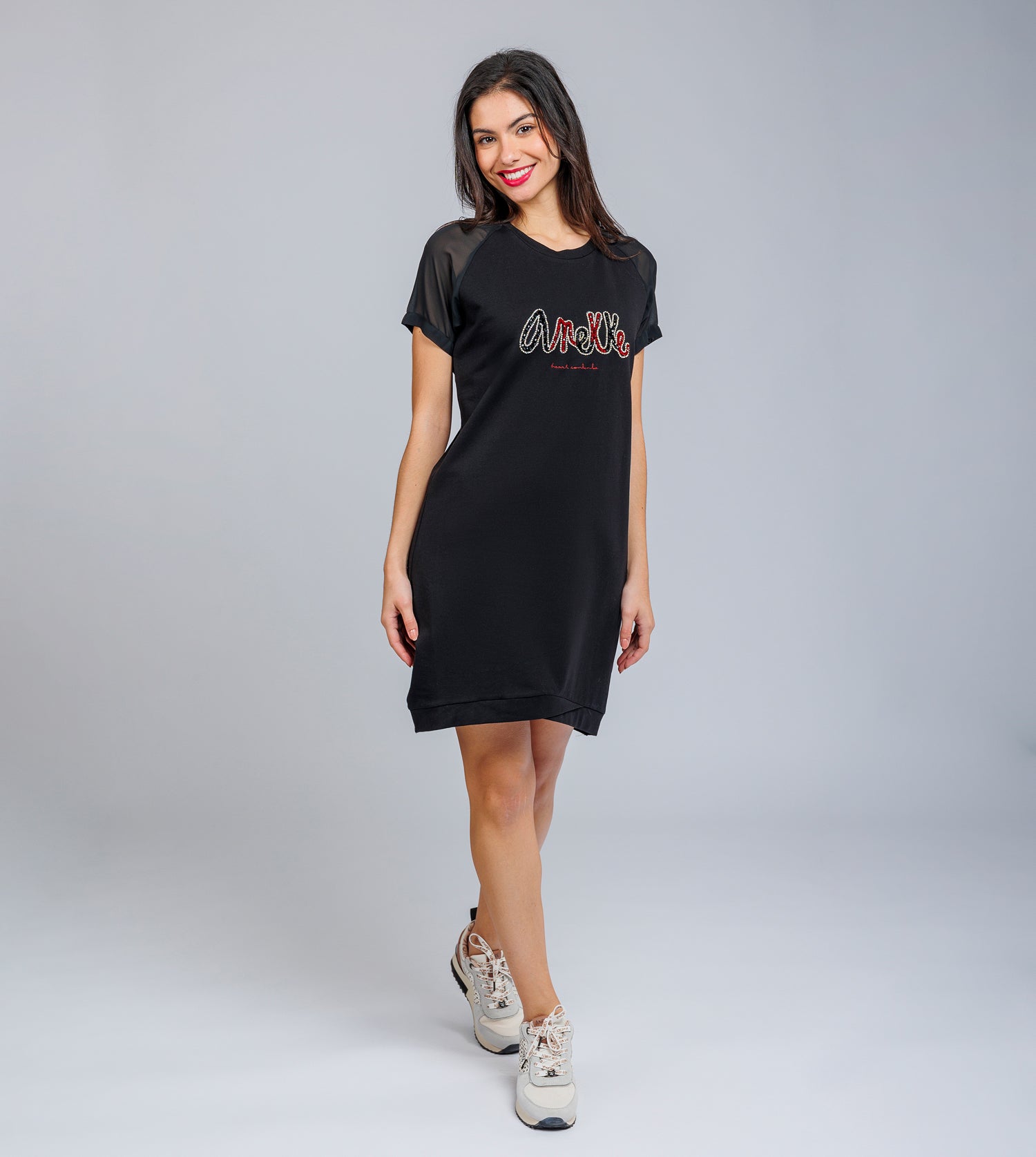 Robe noire à manches courtes