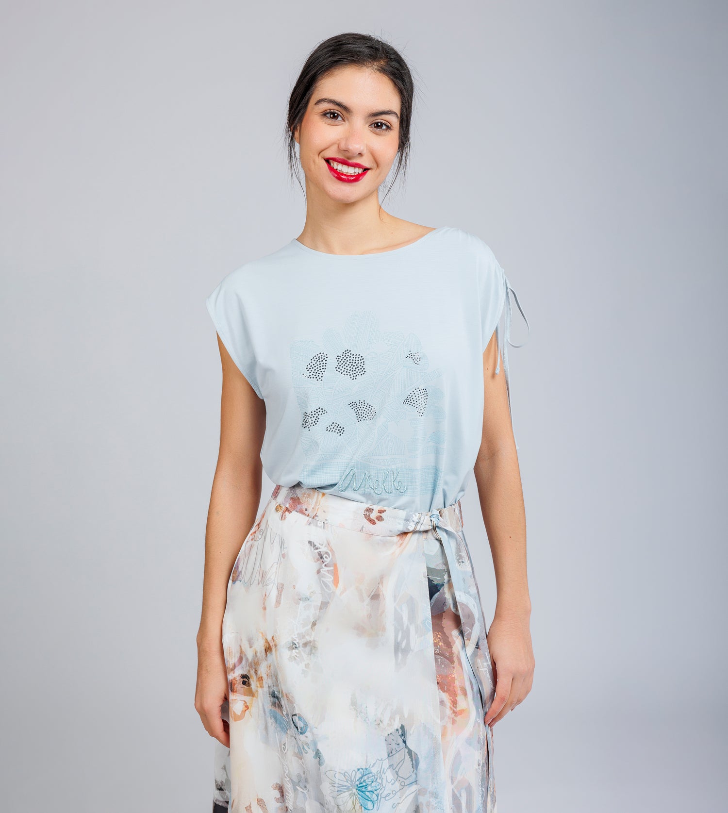 T-shirt bleu froncé sur une épaule