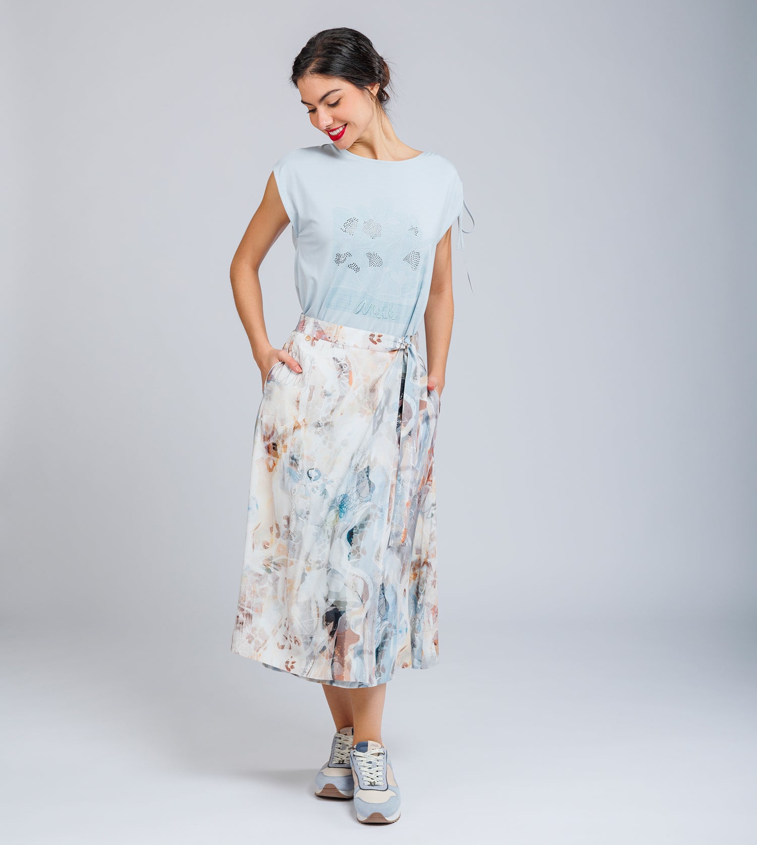 T-shirt bleu froncé sur une épaule
