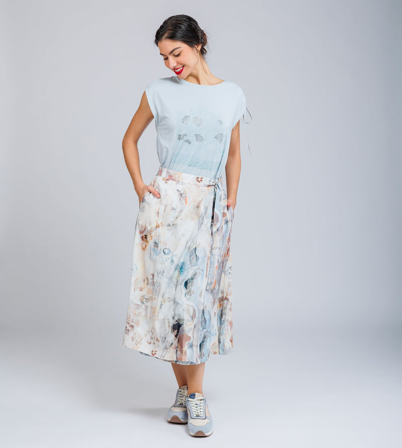 T-shirt bleu froncé sur une épaule