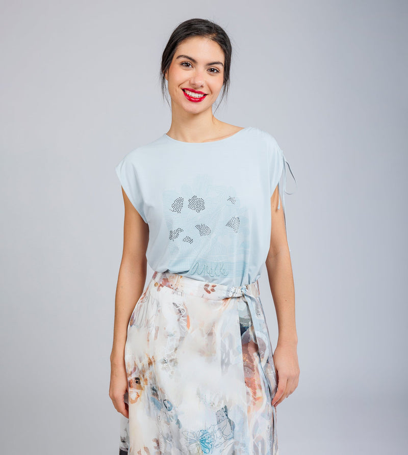 T-shirt bleu froncé sur une épaule