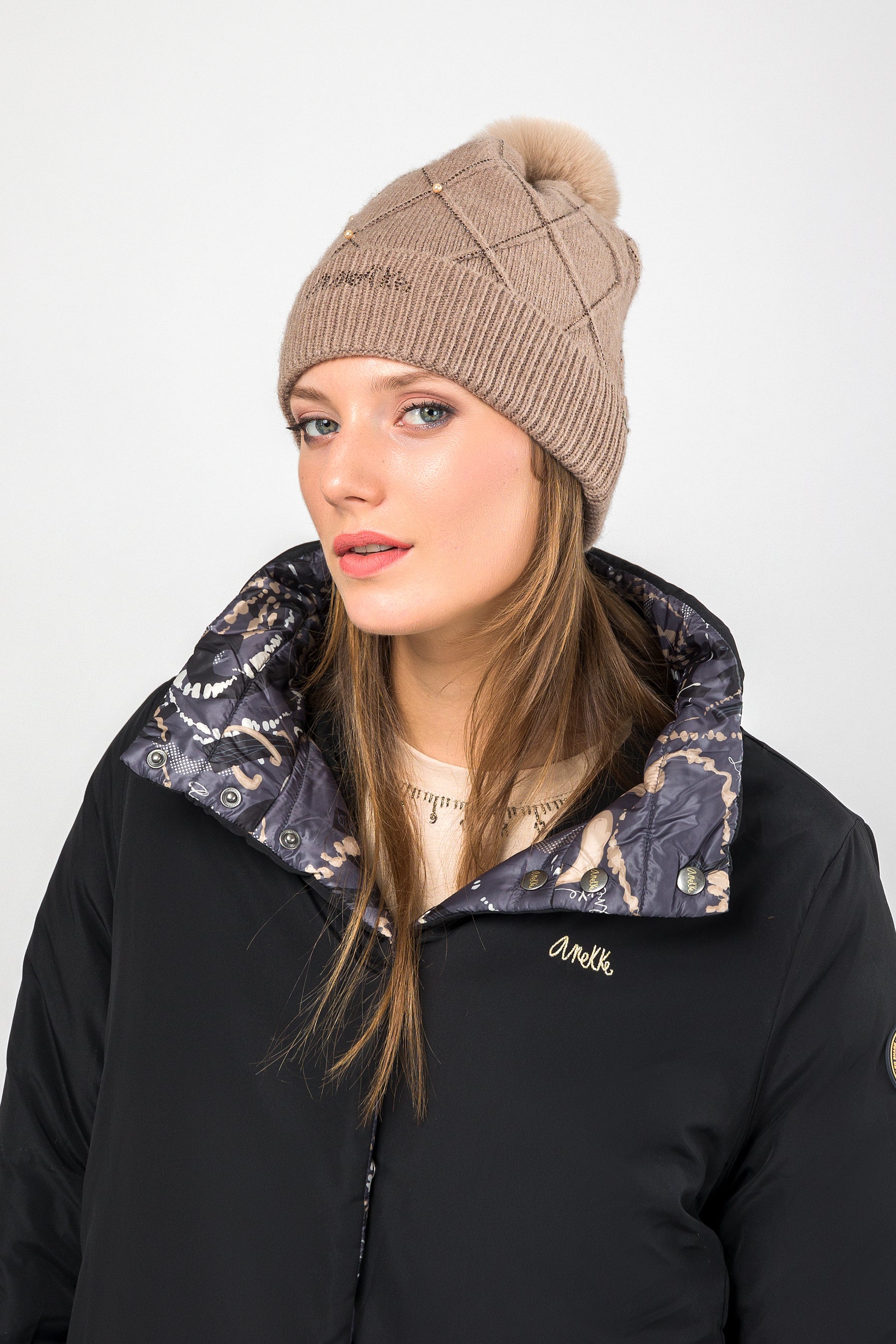 Bonnet en maille beige avec applications