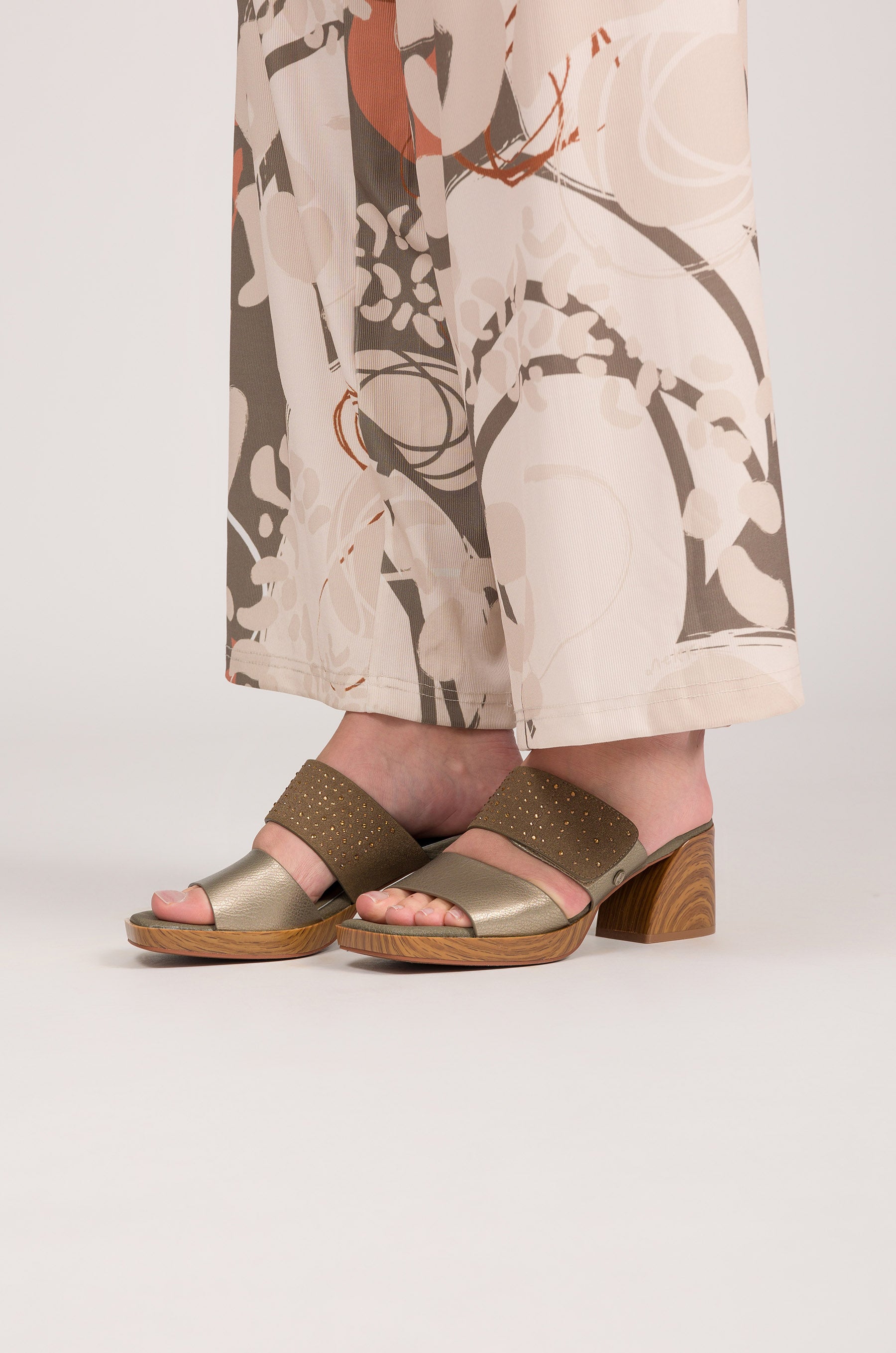 Sandales à talon vertes et dorées avec strass