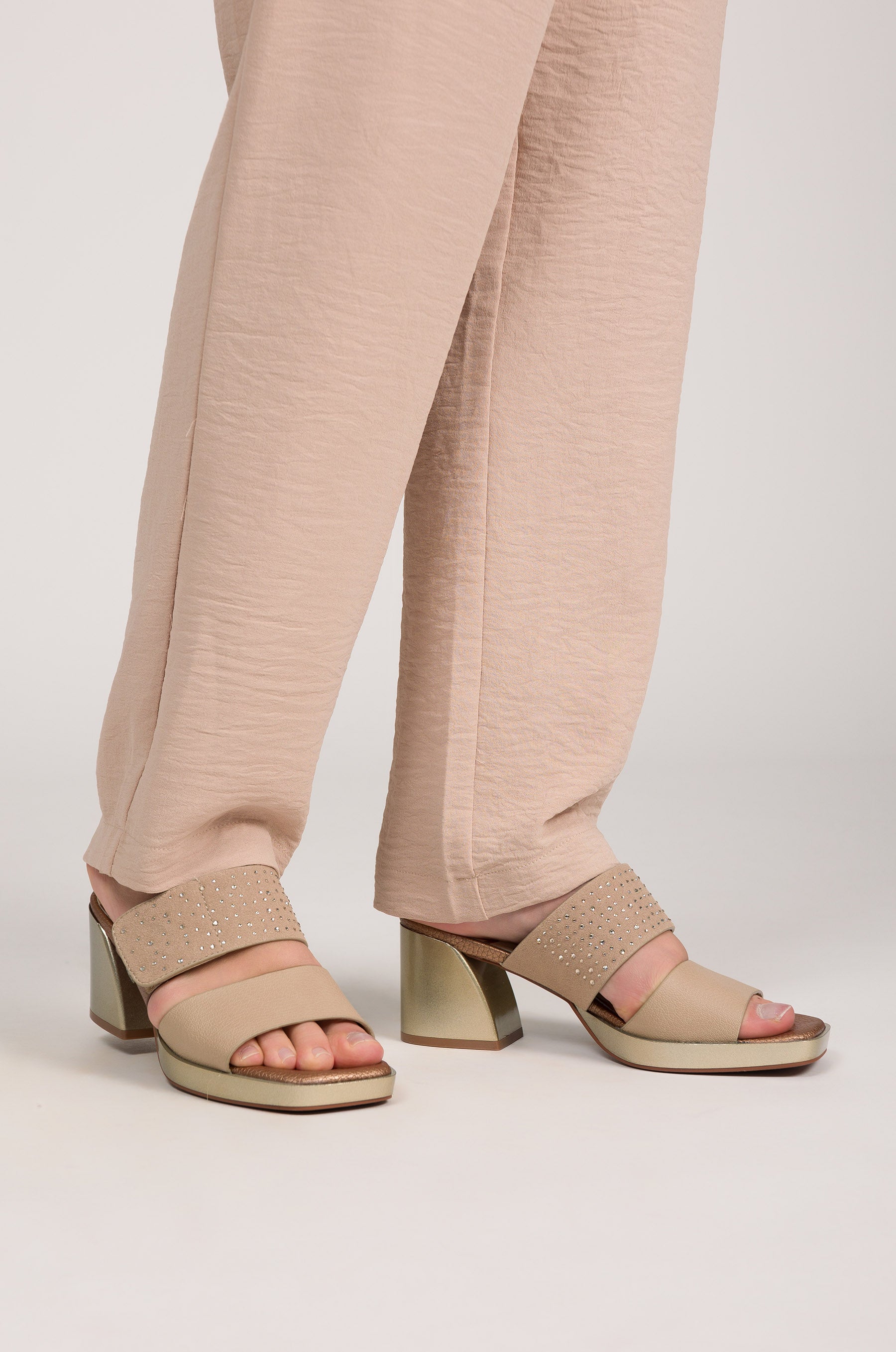 Sandales à talon beige avec strass