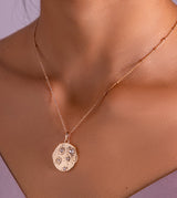 Pendant lune avec une chaîne dorée réglable
