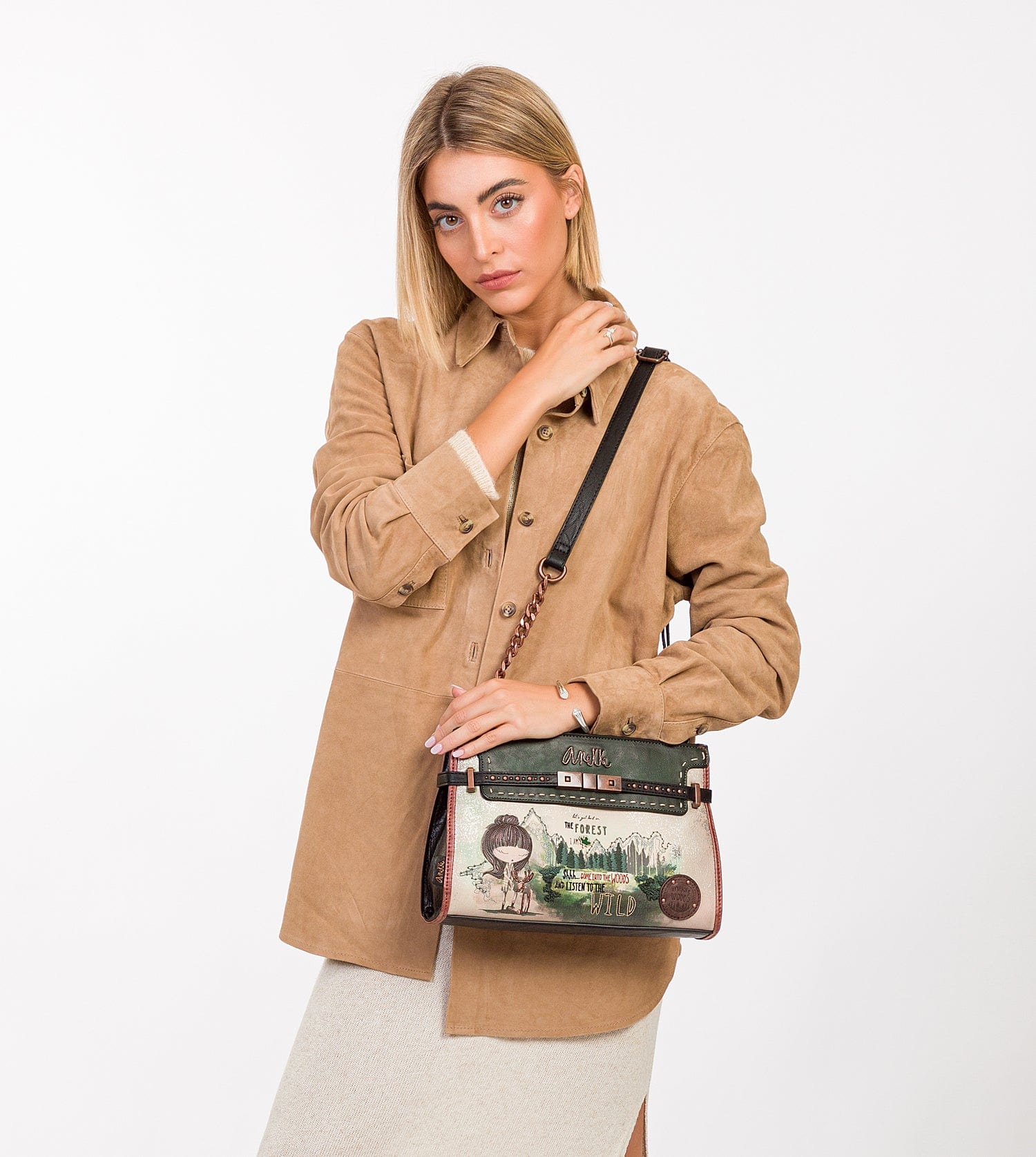 Le sac d'épaule forestier avec des applications métalliques